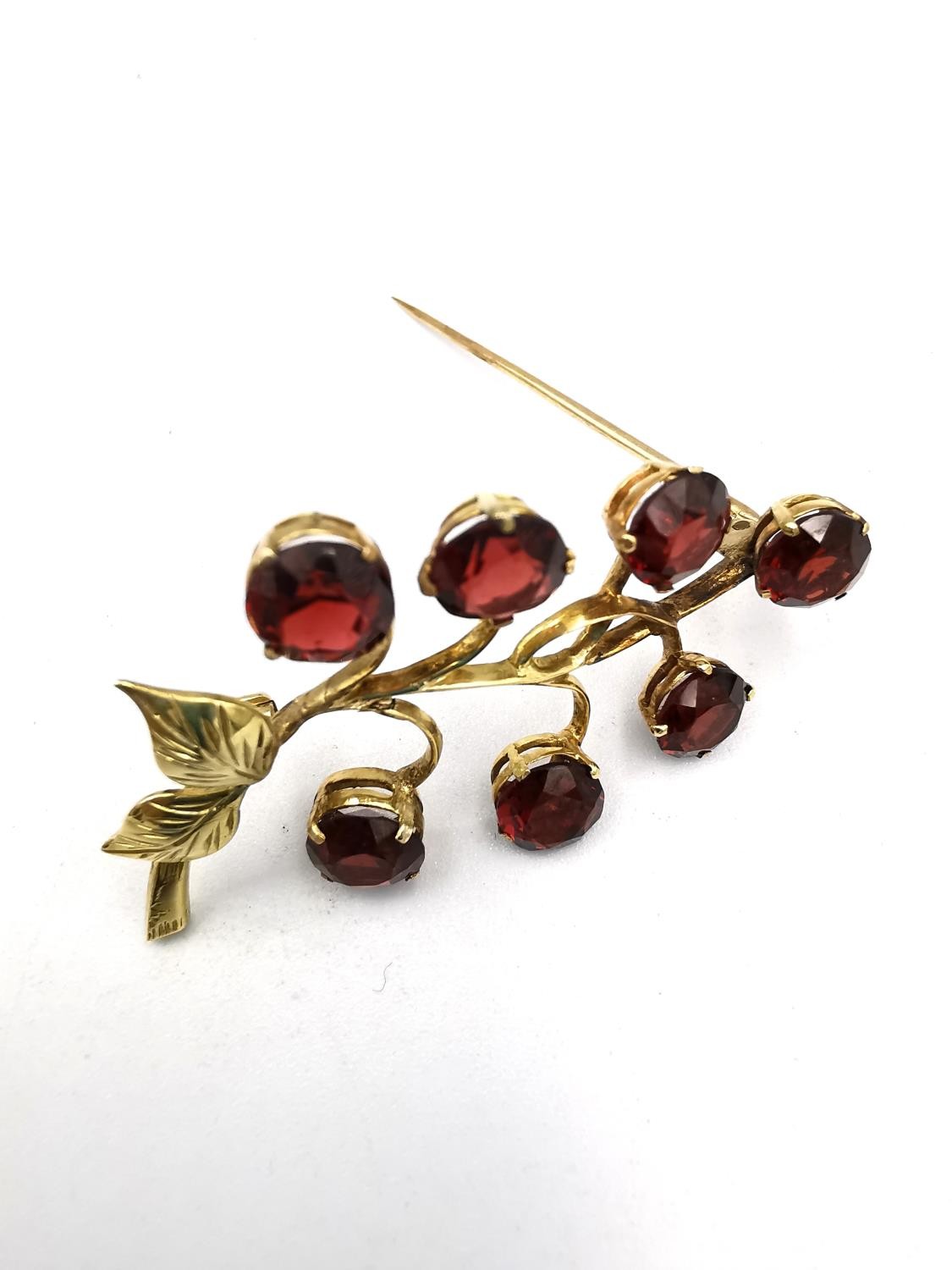 A yellow metal (tests as 9ct) garnet set berry sprig brooch along with a pink metal (tests as 9ct) - Image 5 of 13