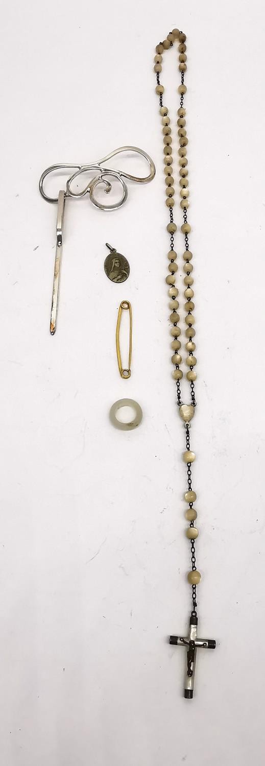 A collection of antique and vintage jewellery, including a mother of pearl bead rosary, and gold - Image 2 of 7