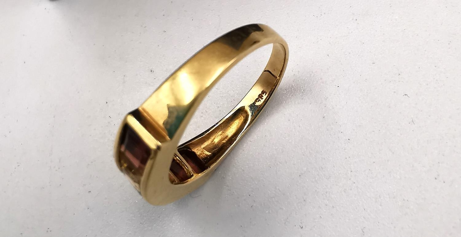 A 14 carat yellow gold multi gem-set band. Set with peridot, garnet, Citrine and amethyst. Stamped - Image 5 of 5