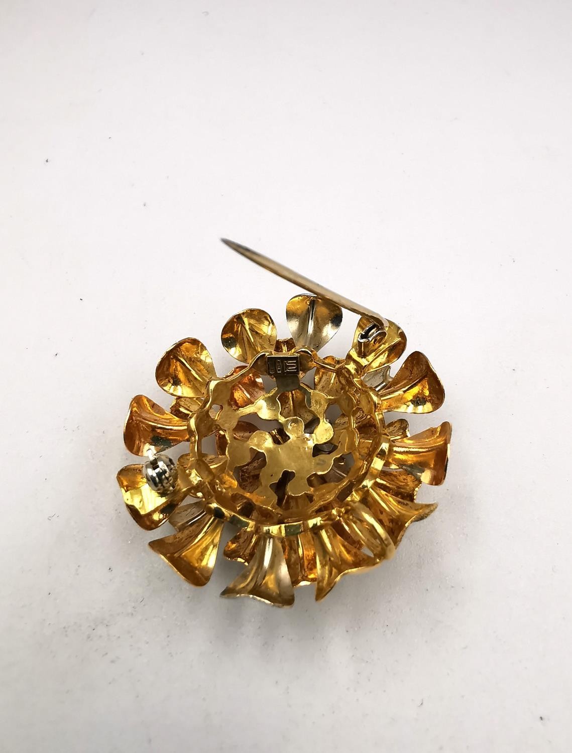An Italian 18ct tri-colour gold stylised marigold brooch/pendant with texture to some of the petals. - Image 5 of 9