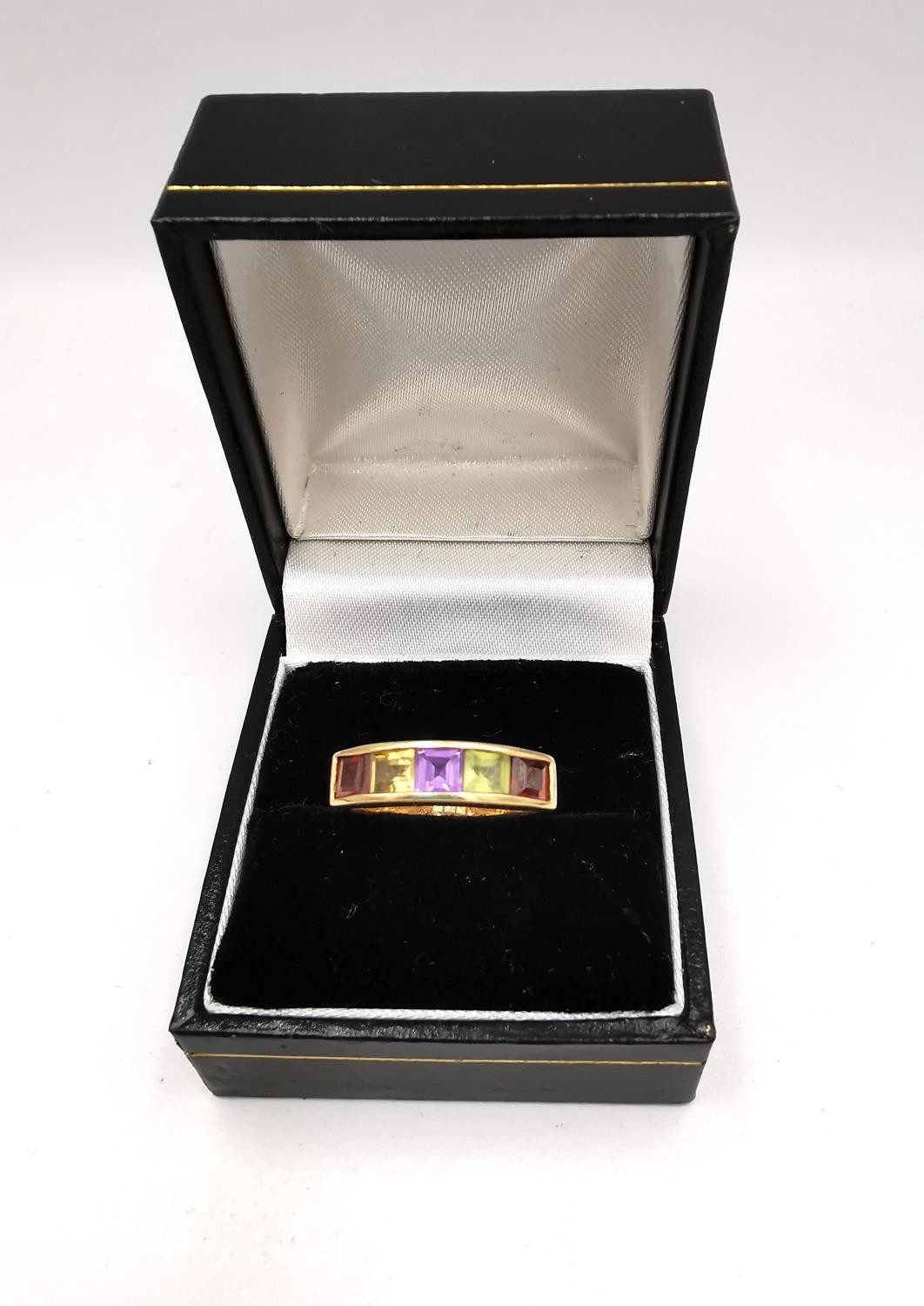 A 14 carat yellow gold multi gem-set band. Set with peridot, garnet, Citrine and amethyst. Stamped - Image 3 of 5
