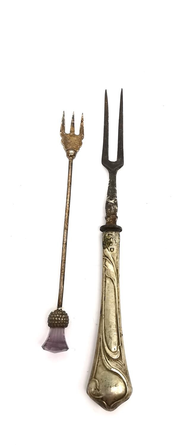 A collection of silver and silver plate, to include a silver punch ladle, a shell design caddy - Image 15 of 16