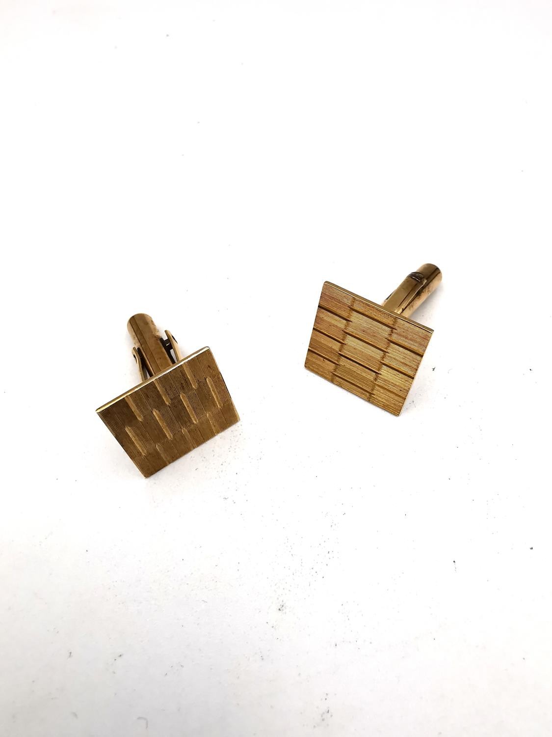 A cased pair of 9ct gold textured vintage cufflinks with hinged fittings. London hallmarks. Weight - Image 2 of 4