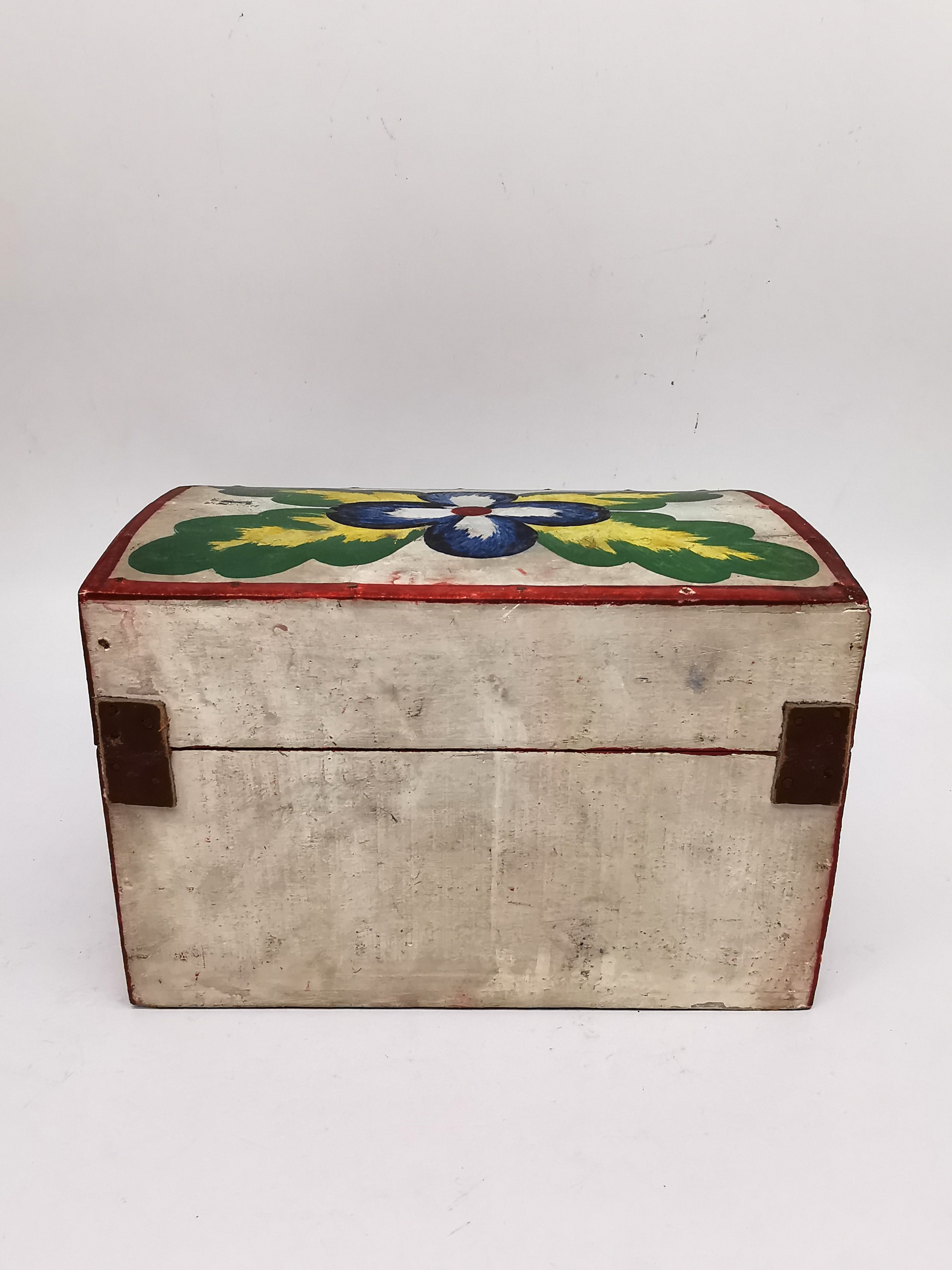 A Mexican folk art painted wooden casket with a carved frieze to the inside of lid depicting - Image 3 of 5
