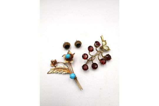 A yellow metal (tests as 9ct) garnet set berry sprig brooch along with a pink metal (tests as 9ct) - Image 1 of 13