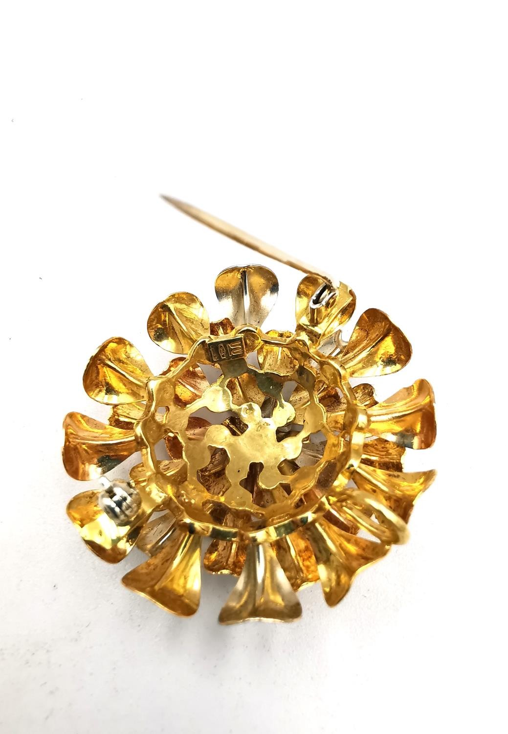 An Italian 18ct tri-colour gold stylised marigold brooch/pendant with texture to some of the petals. - Image 7 of 9