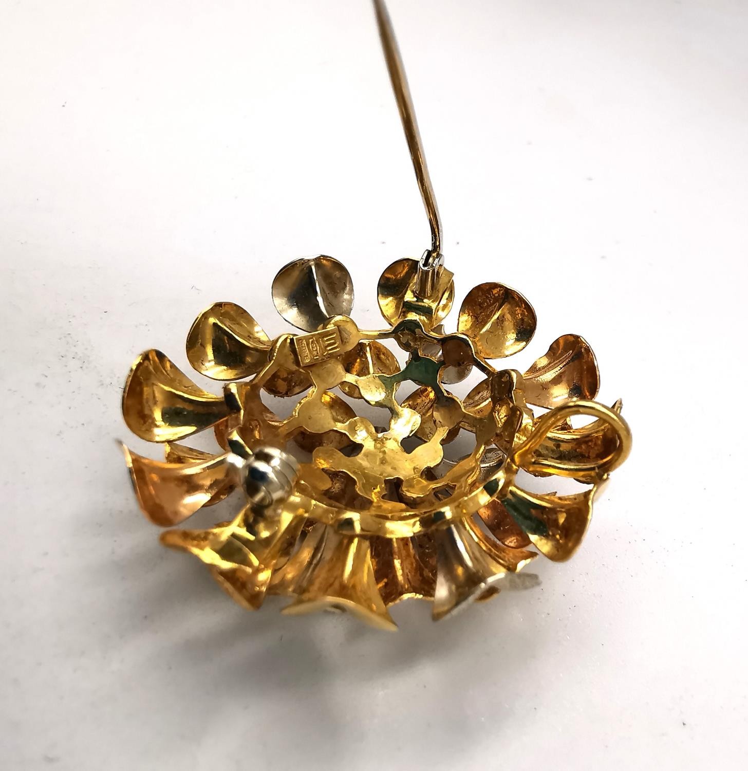 An Italian 18ct tri-colour gold stylised marigold brooch/pendant with texture to some of the petals. - Image 6 of 9