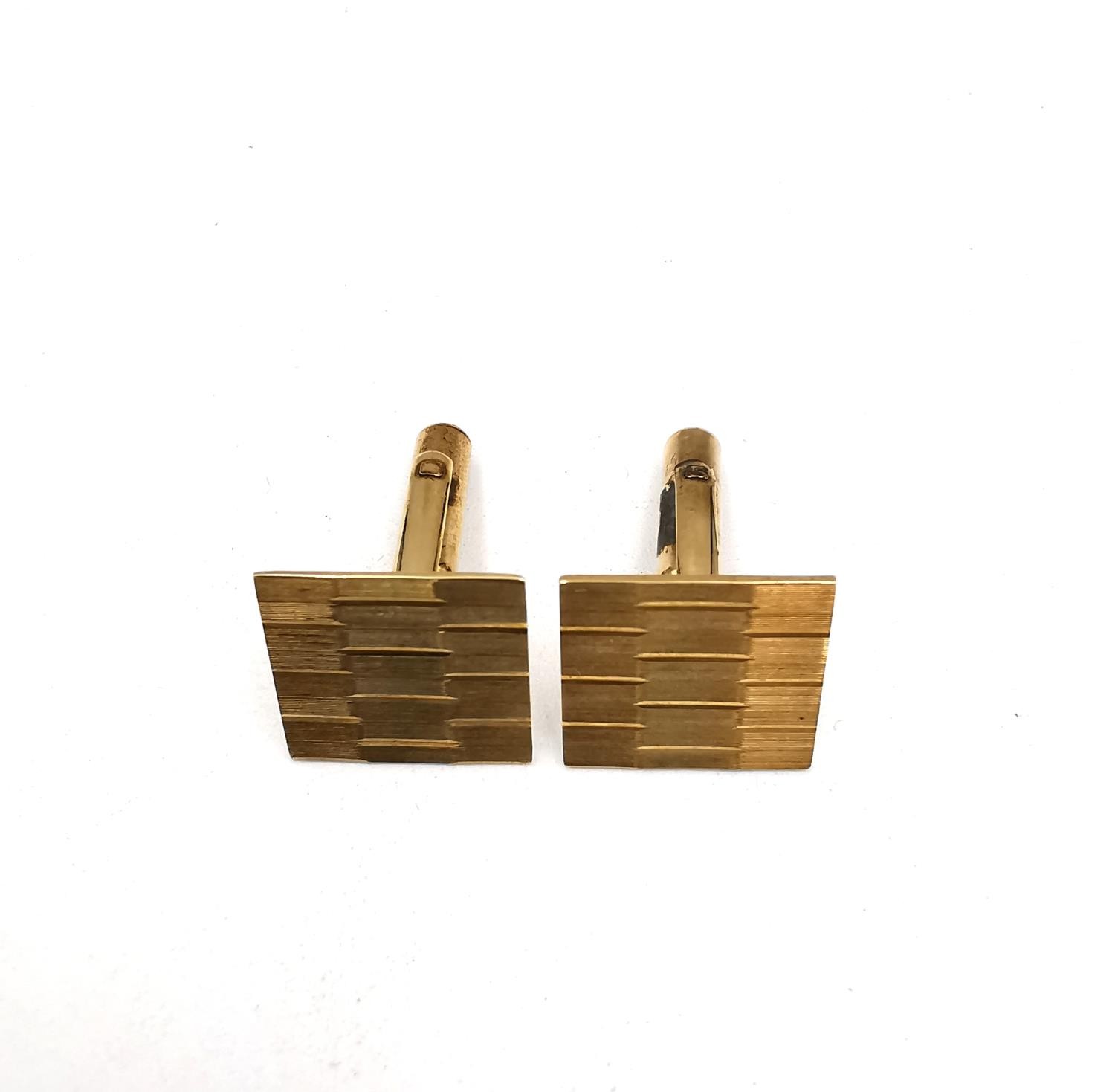 A cased pair of 9ct gold textured vintage cufflinks with hinged fittings. London hallmarks. Weight - Image 3 of 4