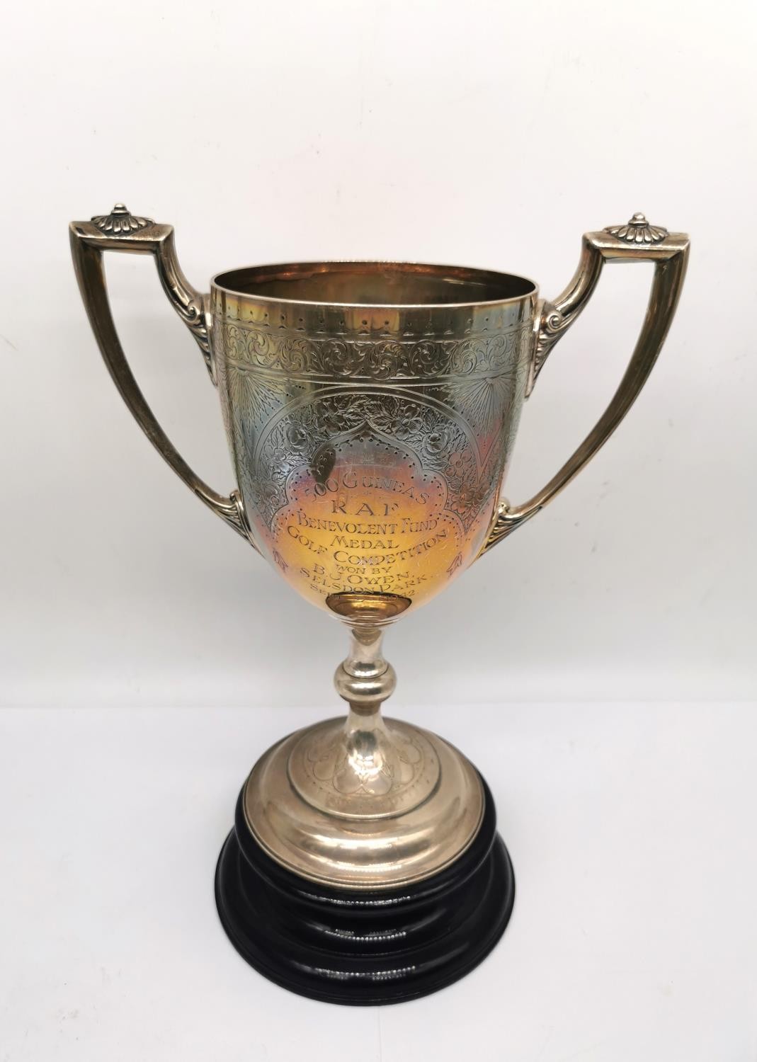 A large Victorian sterling silver golf trophy by Walker and Hall. Inscribed 'RAF 500 Guineas - Image 7 of 8