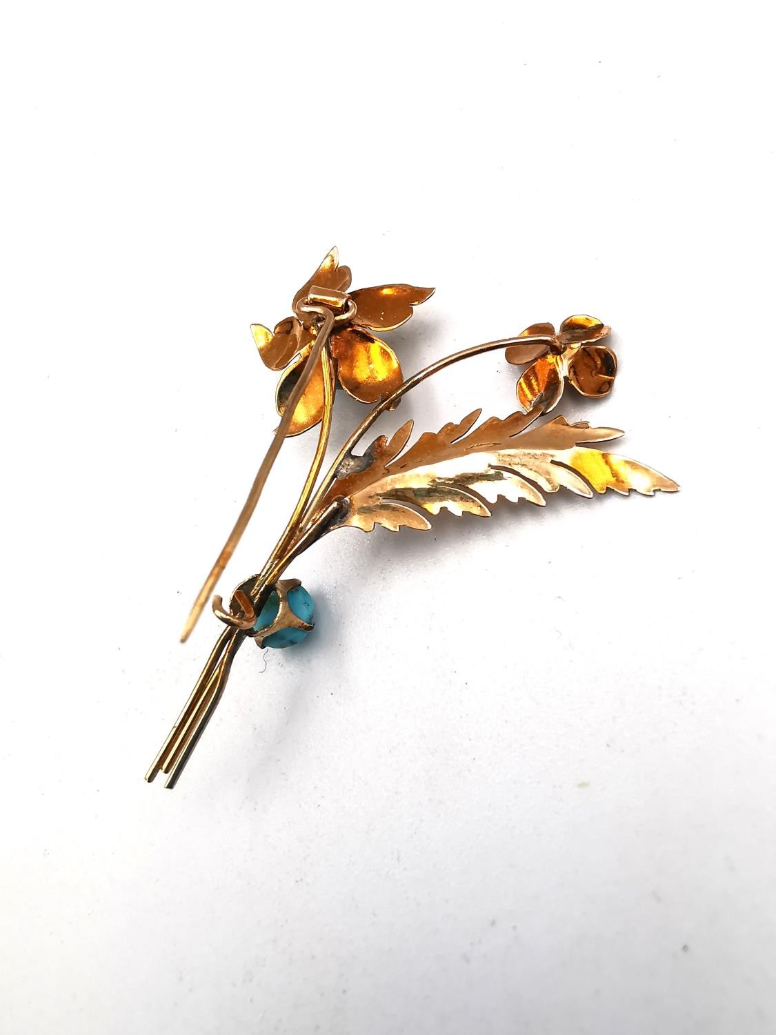 A yellow metal (tests as 9ct) garnet set berry sprig brooch along with a pink metal (tests as 9ct) - Image 7 of 13