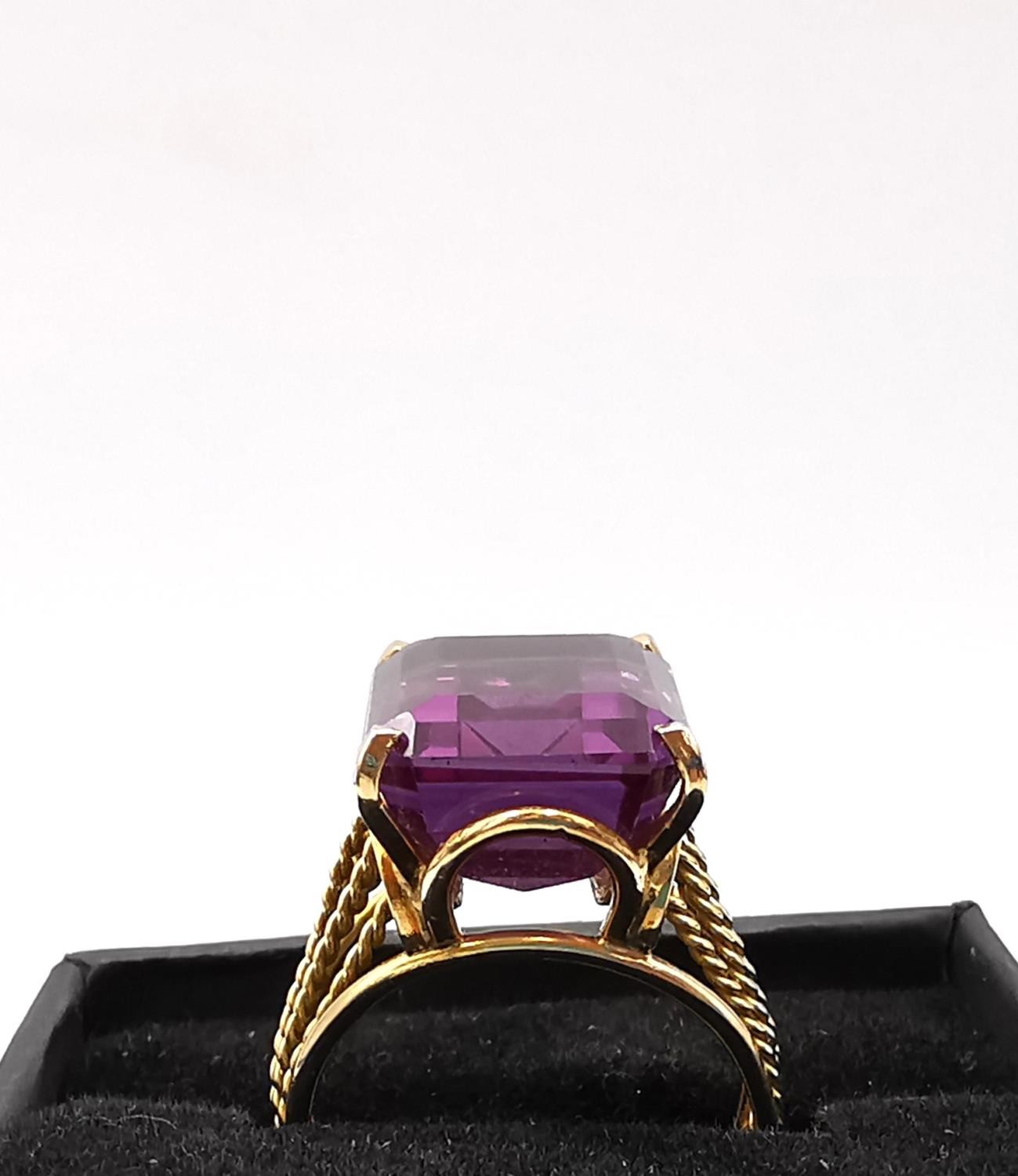 A vintage yellow metal (tests as 9ct) ring with a synthetic colour change sapphire. The band with - Image 2 of 4