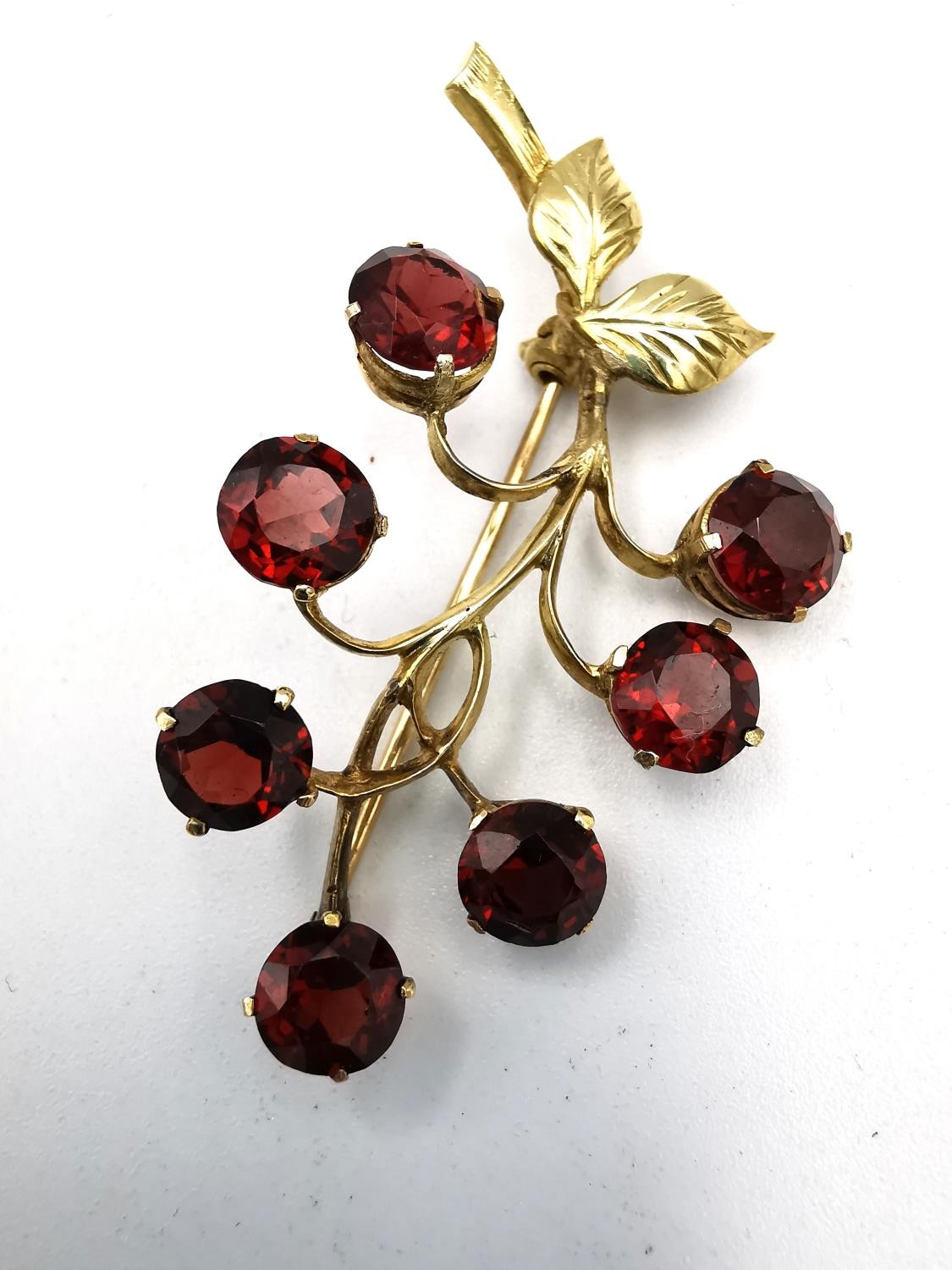 A yellow metal (tests as 9ct) garnet set berry sprig brooch along with a pink metal (tests as 9ct) - Image 3 of 13
