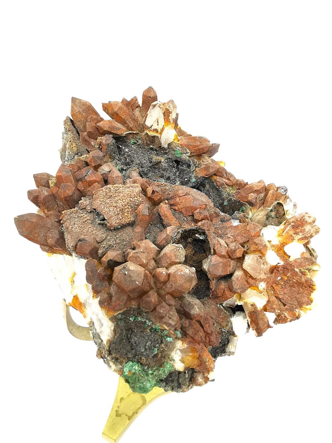 A Limonite stained quartz and malachite crystal specimen from Durango, Mexico. Mounted on brass - Bild 7 aus 8