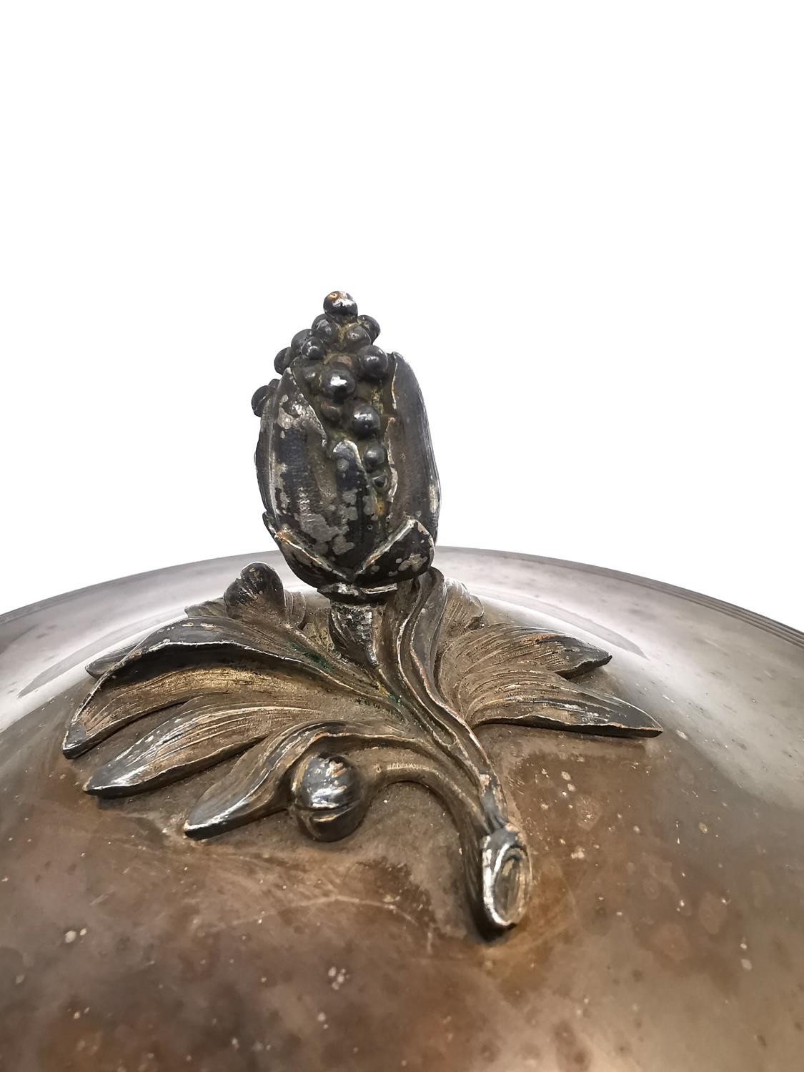 An early 20th century French Christofle silver plated tureen and dish with sculpted melon bud - Image 7 of 8