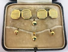 An 18 carat yellow gold leather cased Art Deco dress set, containing a pair of chin link