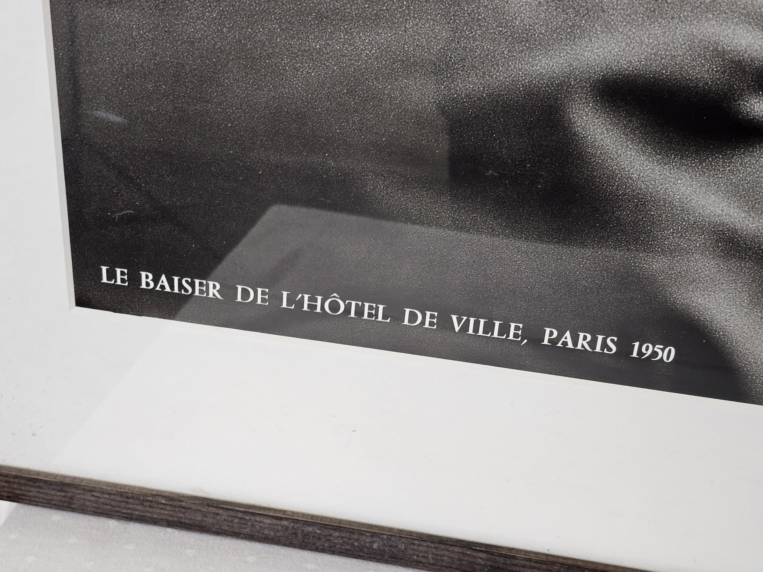 Le Baiser de L'Hotel de Villes, Paris 1950, Robert Doisneux, print, framed and glazed. H.79 W.98cm. - Image 3 of 8