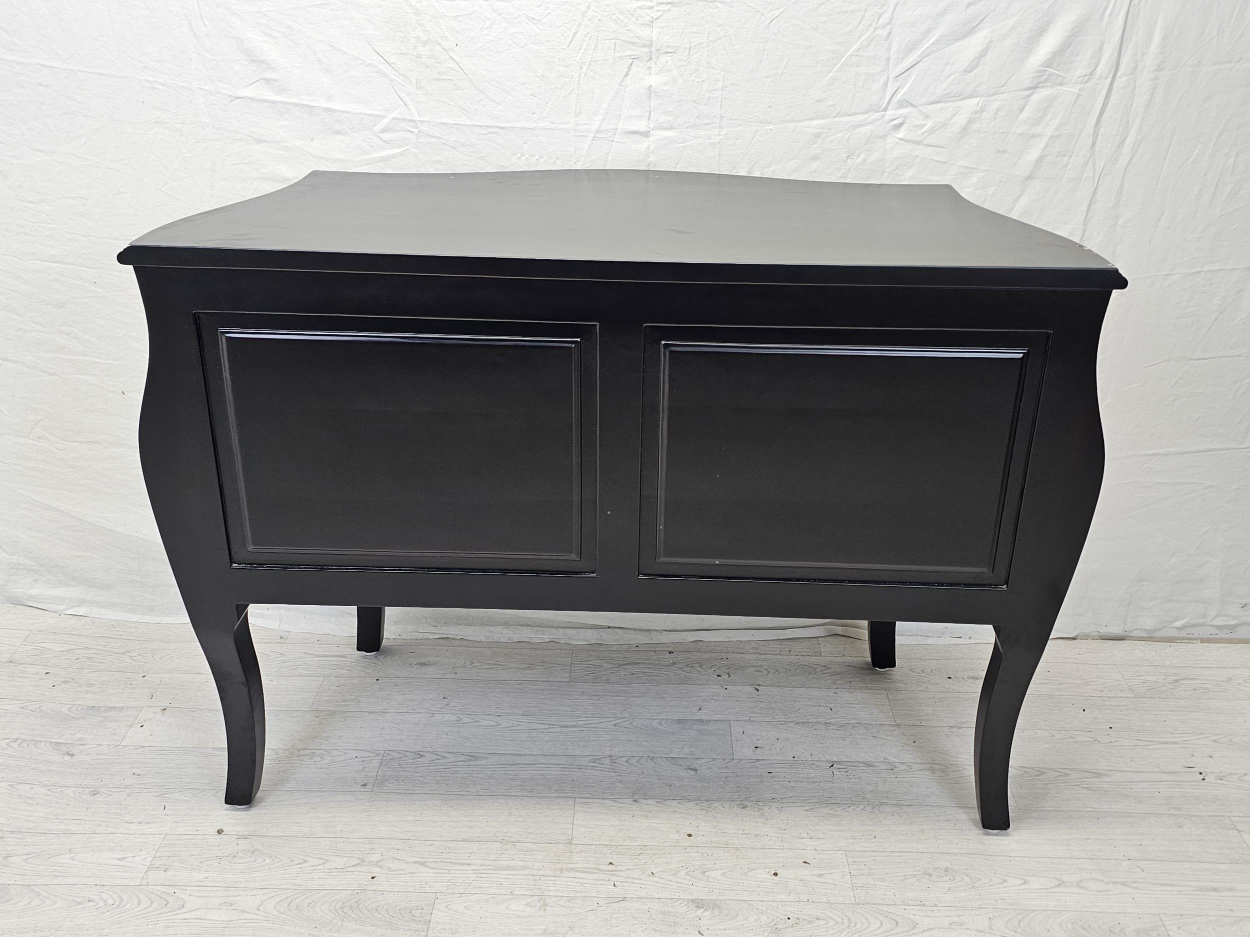 A contemporary ebonised bombe form commode chest. H.88 W.120 D.55cm. - Image 8 of 8