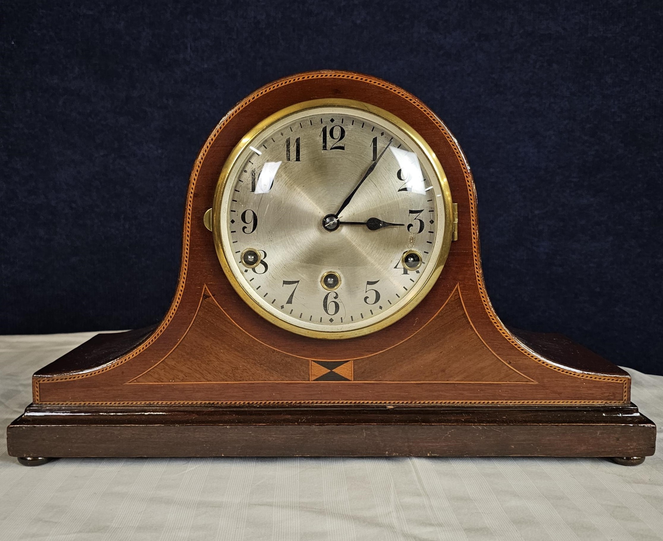 A miscellaneous collection of early to mid century mantel clocks. Tallest is H.26cm. - Image 2 of 17