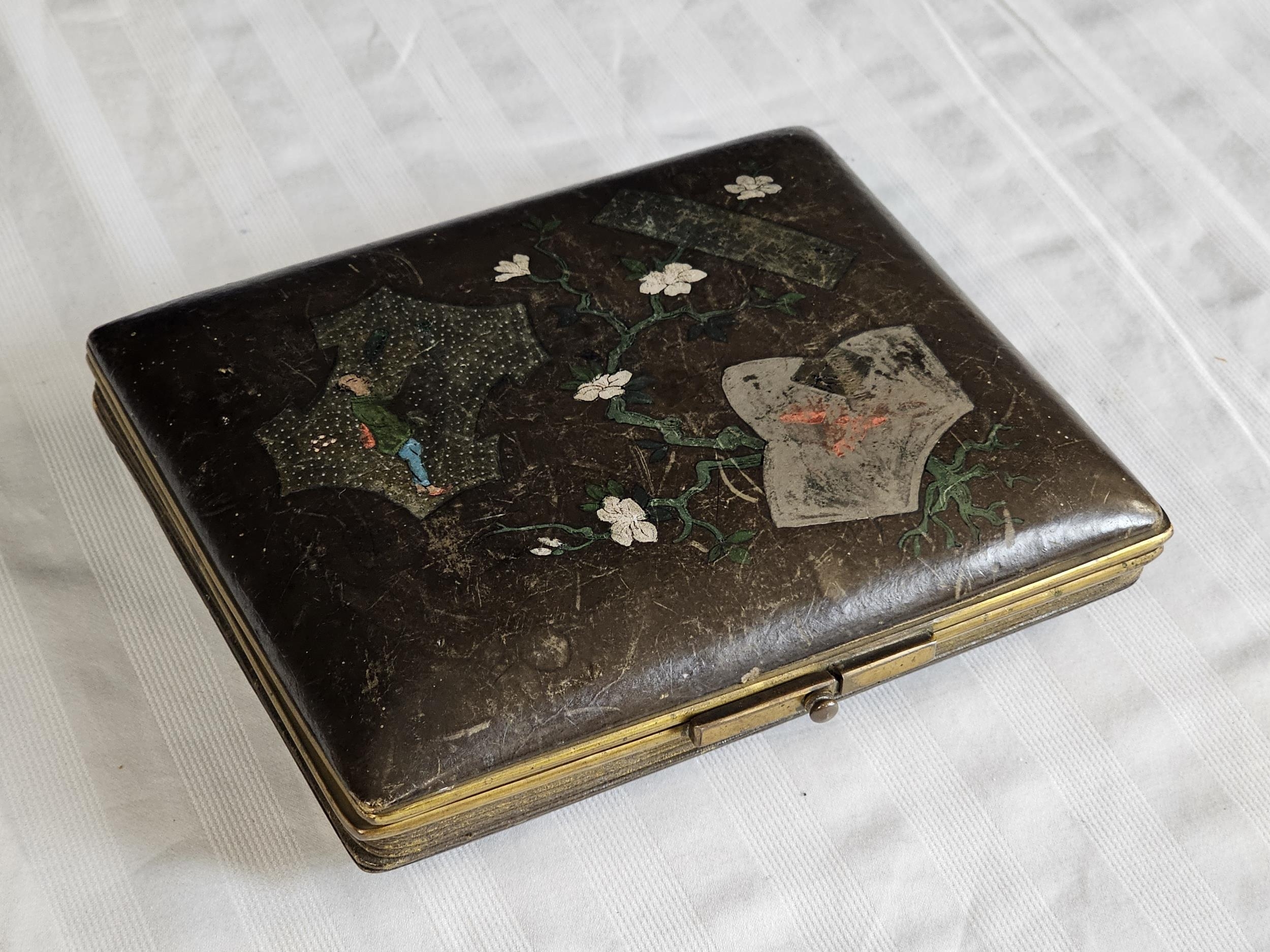 An early 20th century Japanese lacquered and painted cigarette case/purse. Painted with figures - Image 2 of 7