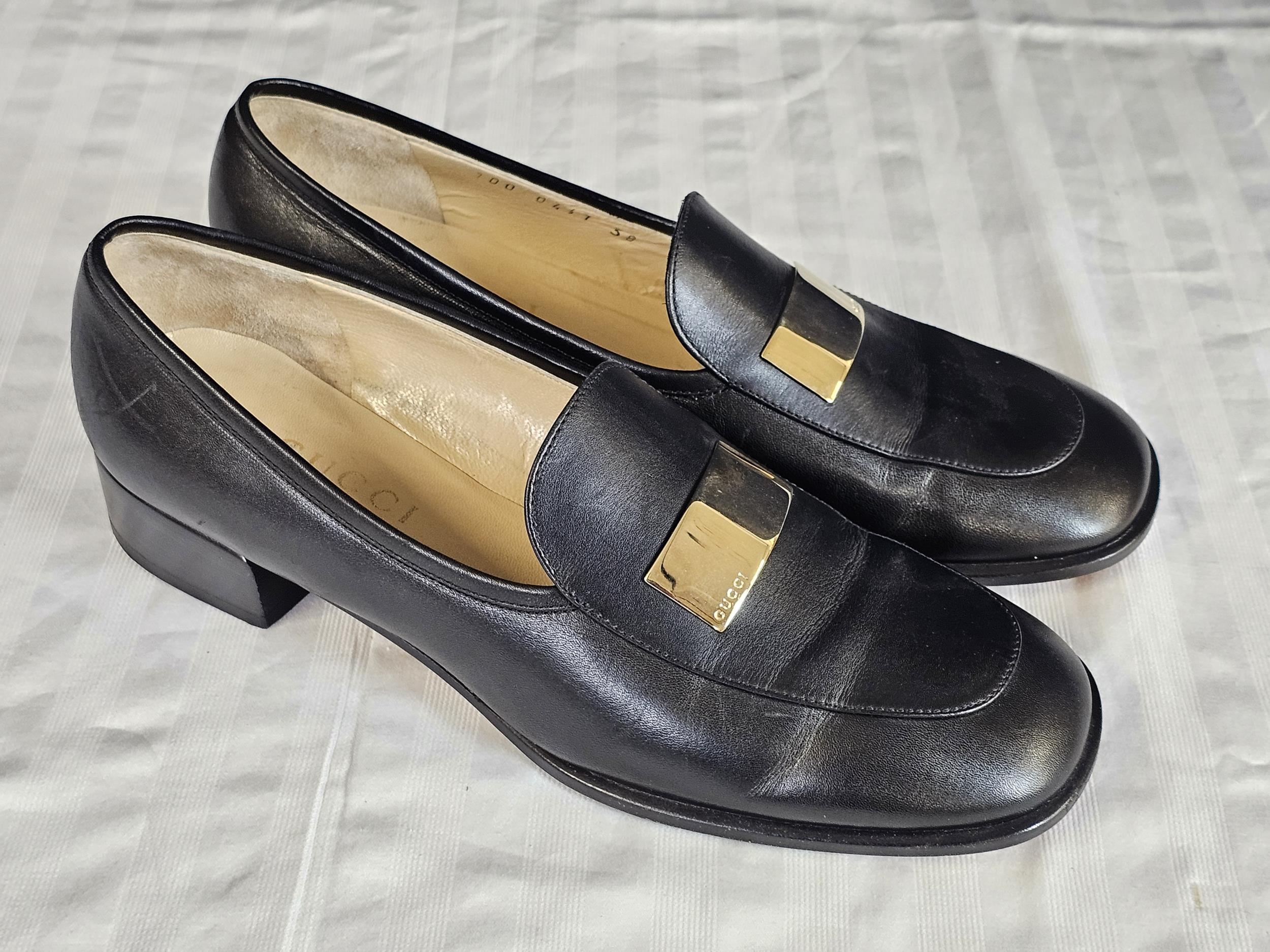A pair of ladies Gucci shoes. Size 38 - Image 2 of 5