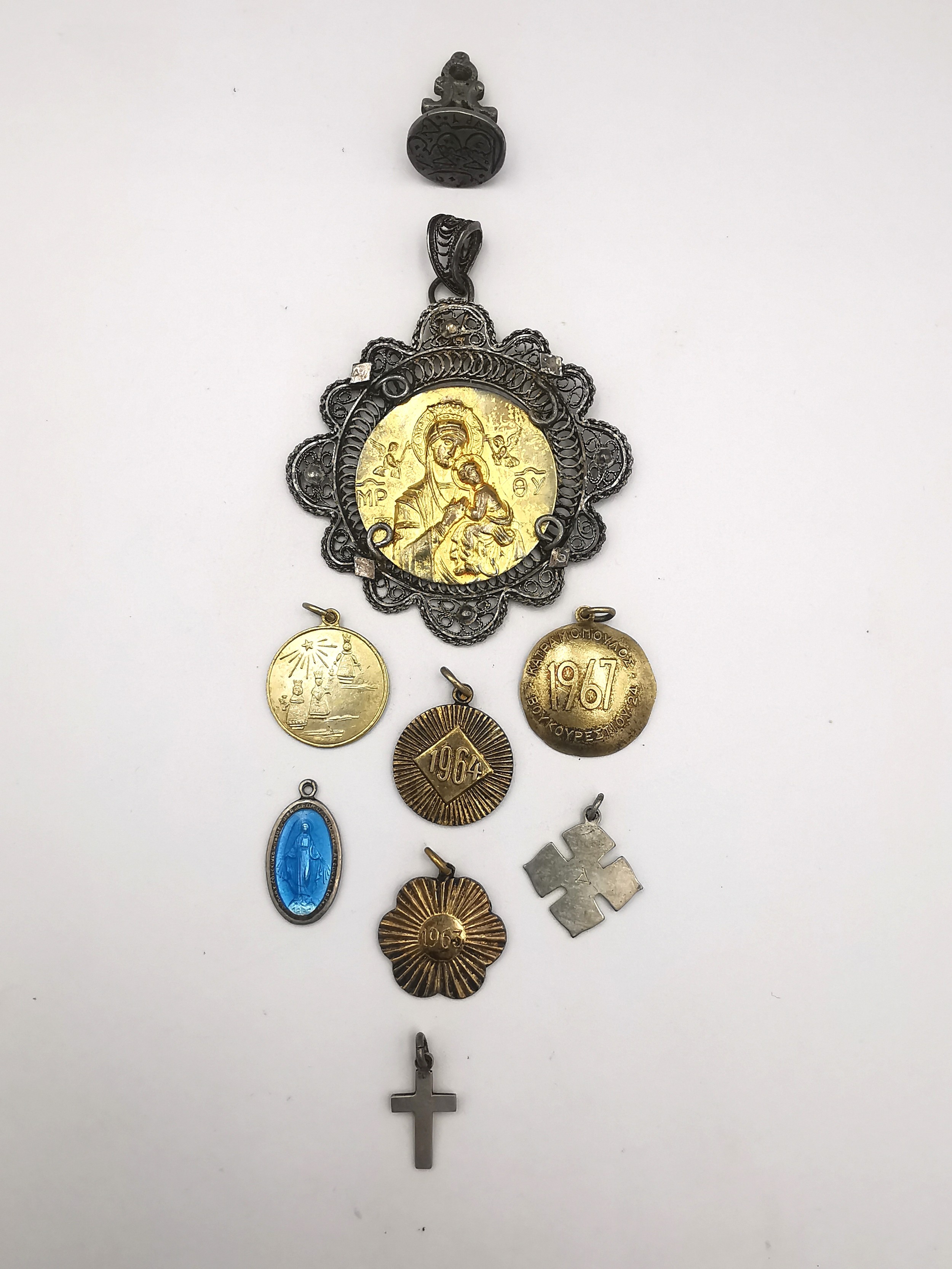 A collection of religious medallions, including a filigree wirework medallion of Mary and Jesus, a - Image 2 of 17