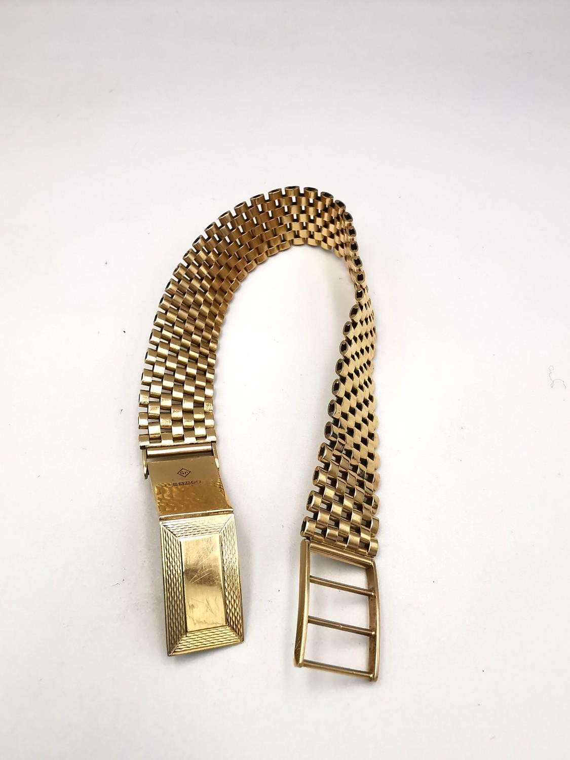A vintage 9ct yellow gold articulated mesh strap bracelet with hook and clip clasp. Hallmarked:375, - Image 5 of 5