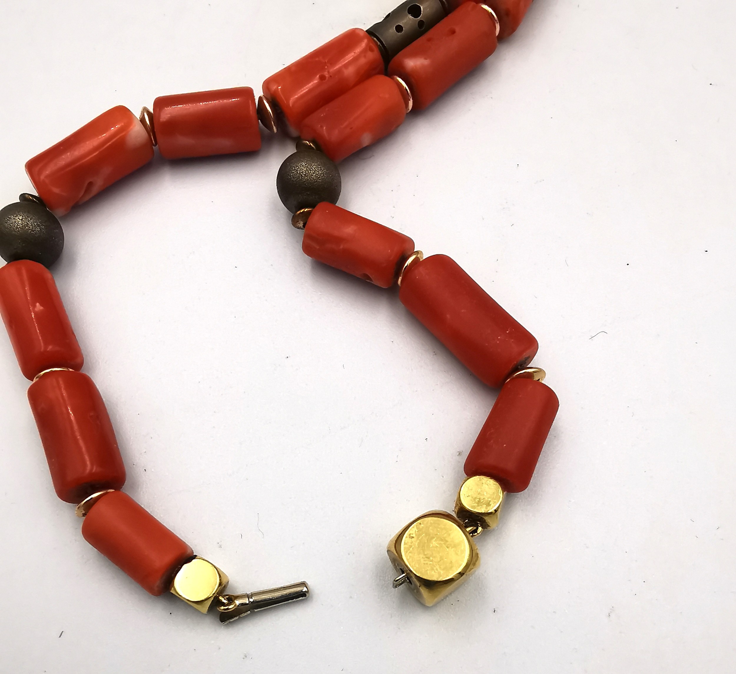 A vintage coral necklace with cylindrical metal pierced beads and gold plated spacers. Fastens - Image 6 of 6