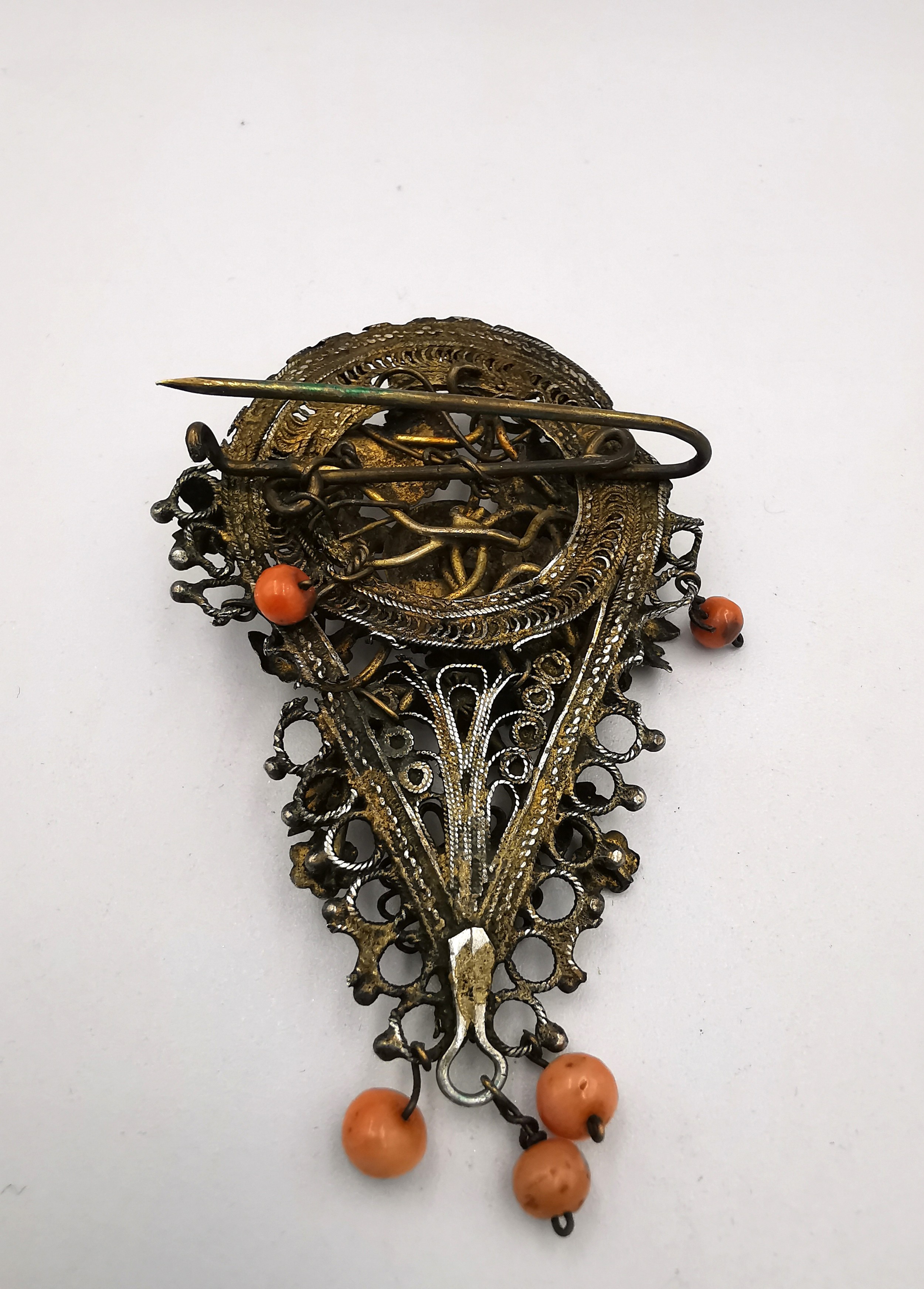 A vintage Baltic amber pebble bead necklace, a filigree and wirework coral bead brooch with a bird - Image 9 of 9