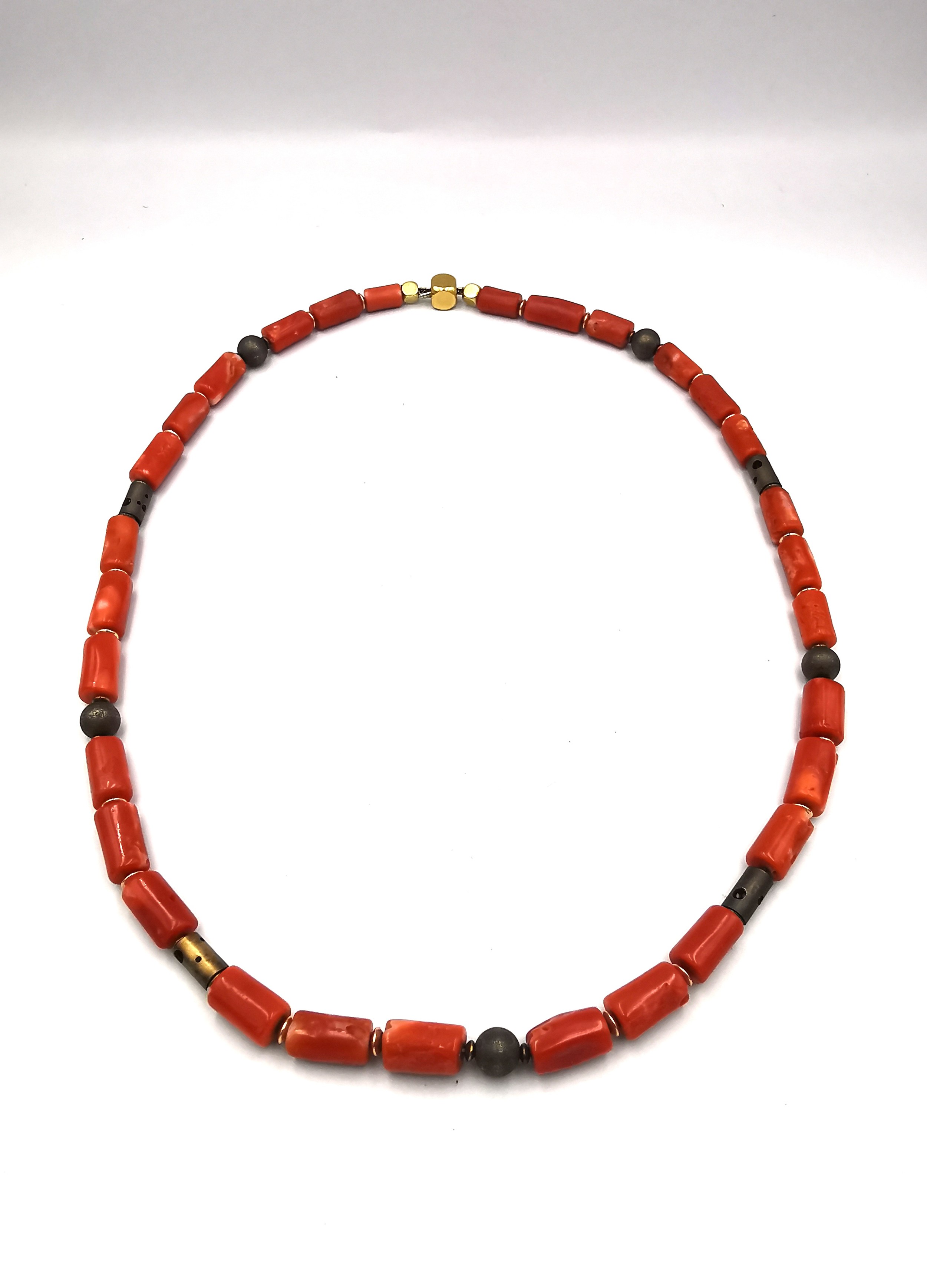 A vintage coral necklace with cylindrical metal pierced beads and gold plated spacers. Fastens - Image 2 of 6