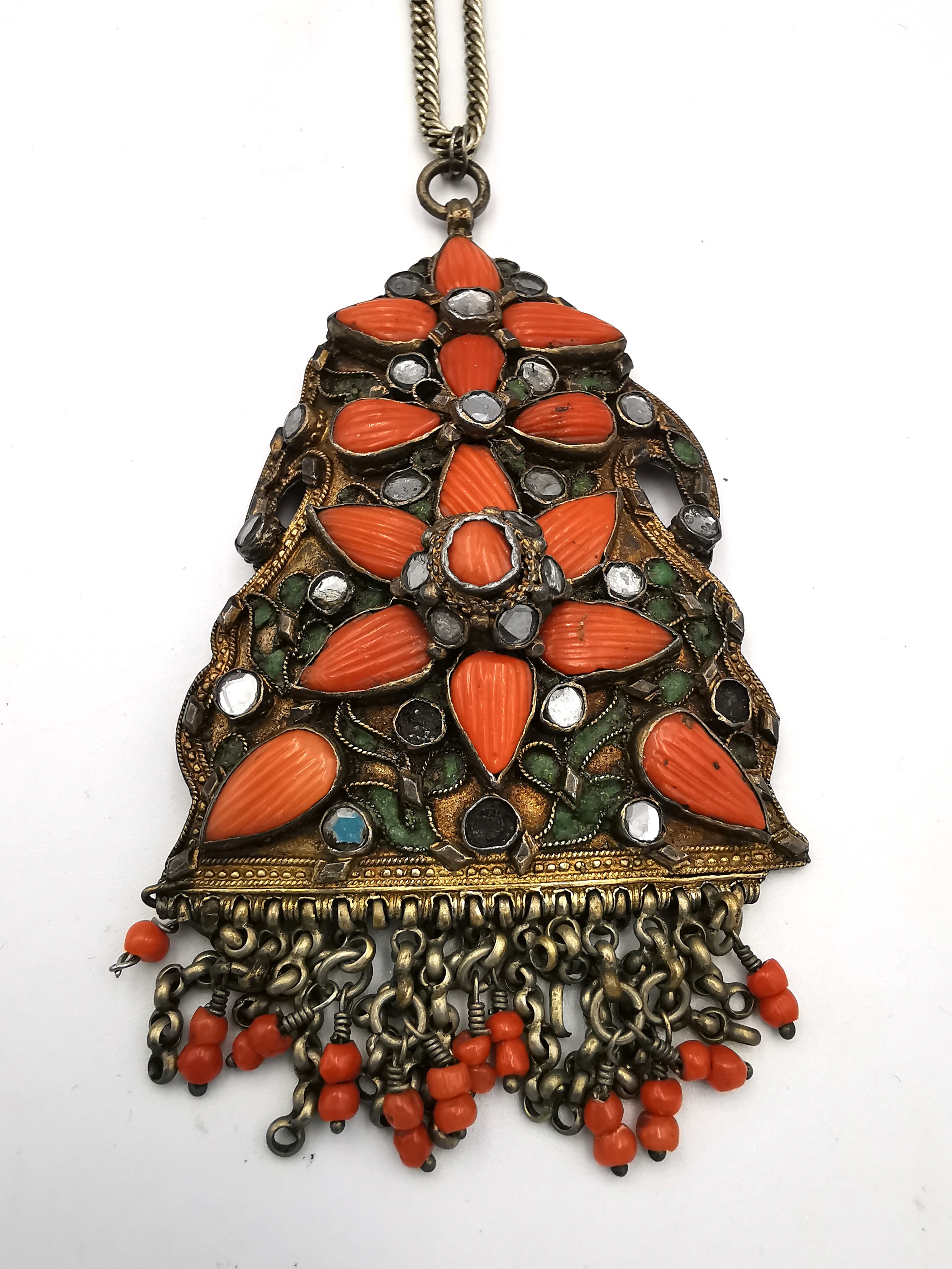 A vintage Baltic amber pebble bead necklace, a filigree and wirework coral bead brooch with a bird - Image 2 of 9