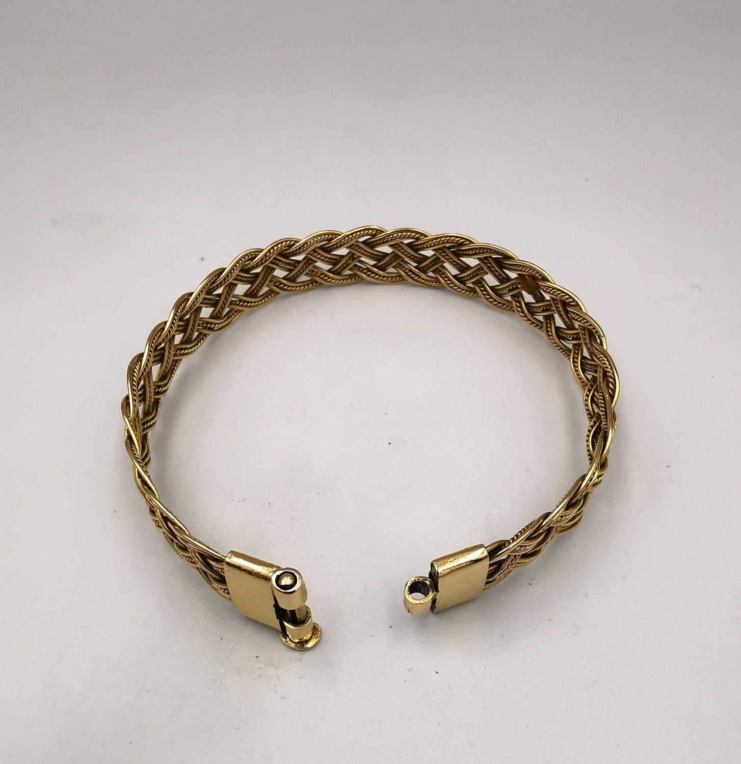 A woven gold plated wirework plaited bracelet with pin fastening. Diameter 6cm. Weight 18.62g. - Image 5 of 10