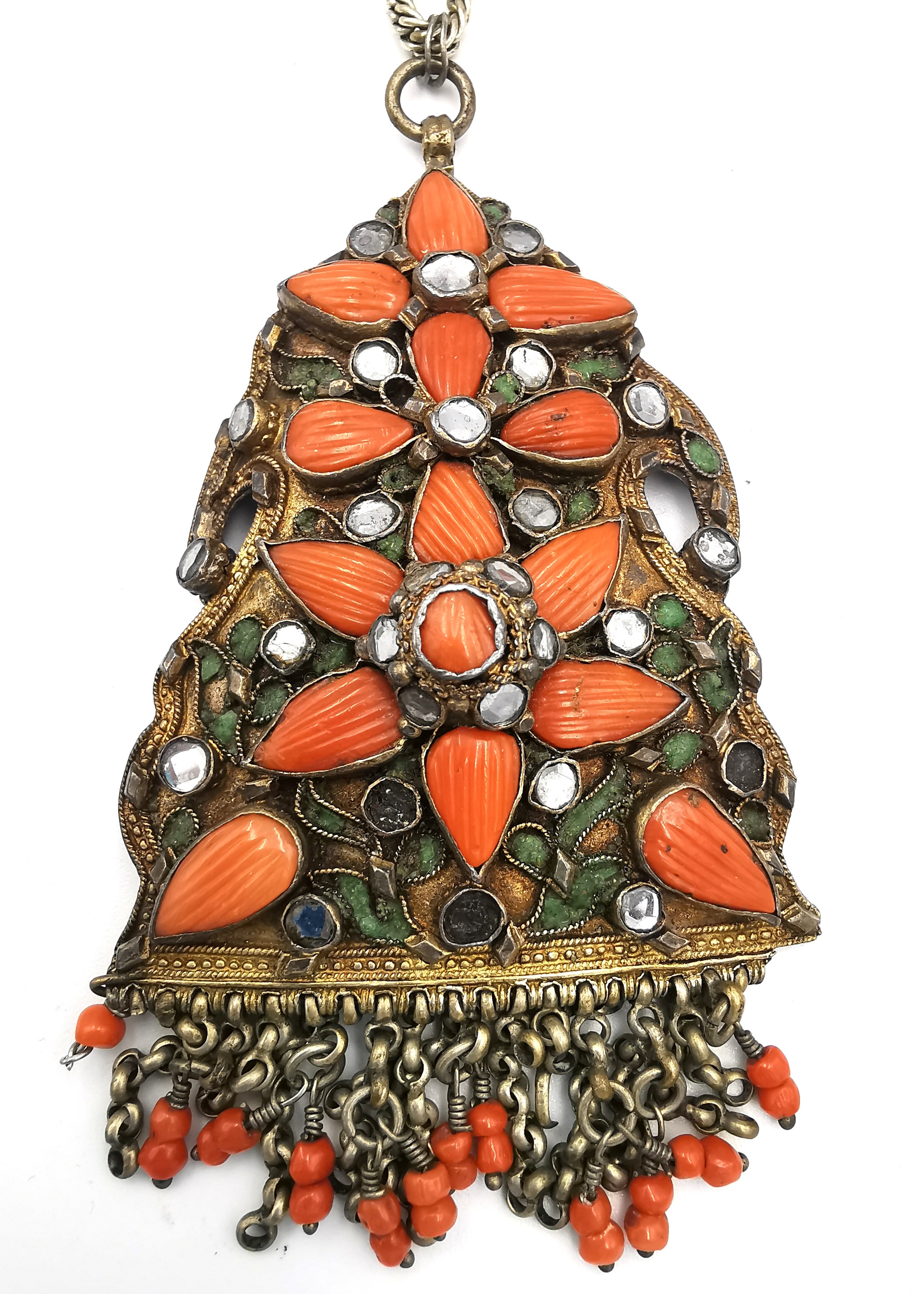 A vintage Baltic amber pebble bead necklace, a filigree and wirework coral bead brooch with a bird - Image 3 of 9