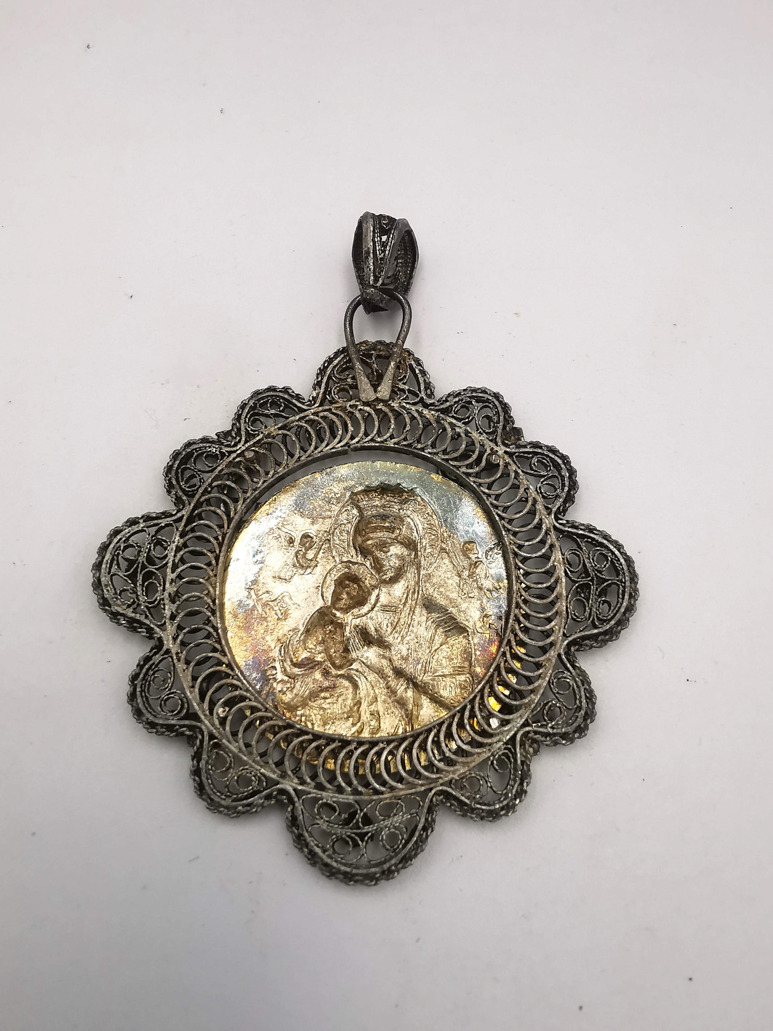 A collection of religious medallions, including a filigree wirework medallion of Mary and Jesus, a - Image 4 of 17