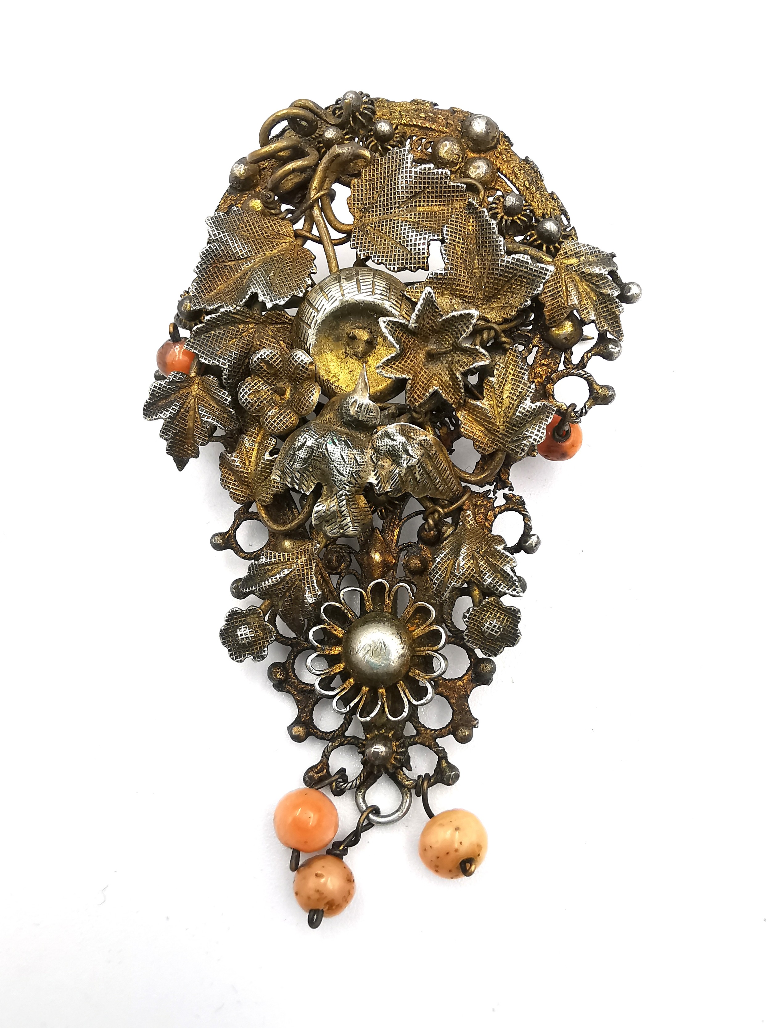 A vintage Baltic amber pebble bead necklace, a filigree and wirework coral bead brooch with a bird - Image 8 of 9