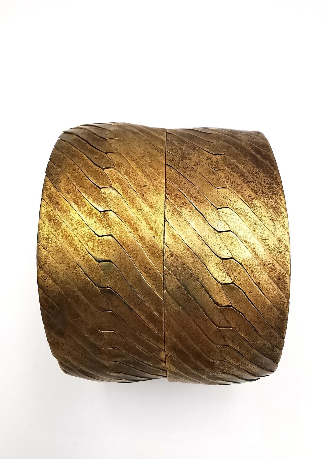 A Grecian style woven brass hinged pin cuff bangle. W.4.3 aperture 5.7 x 5.4cm - Image 4 of 5