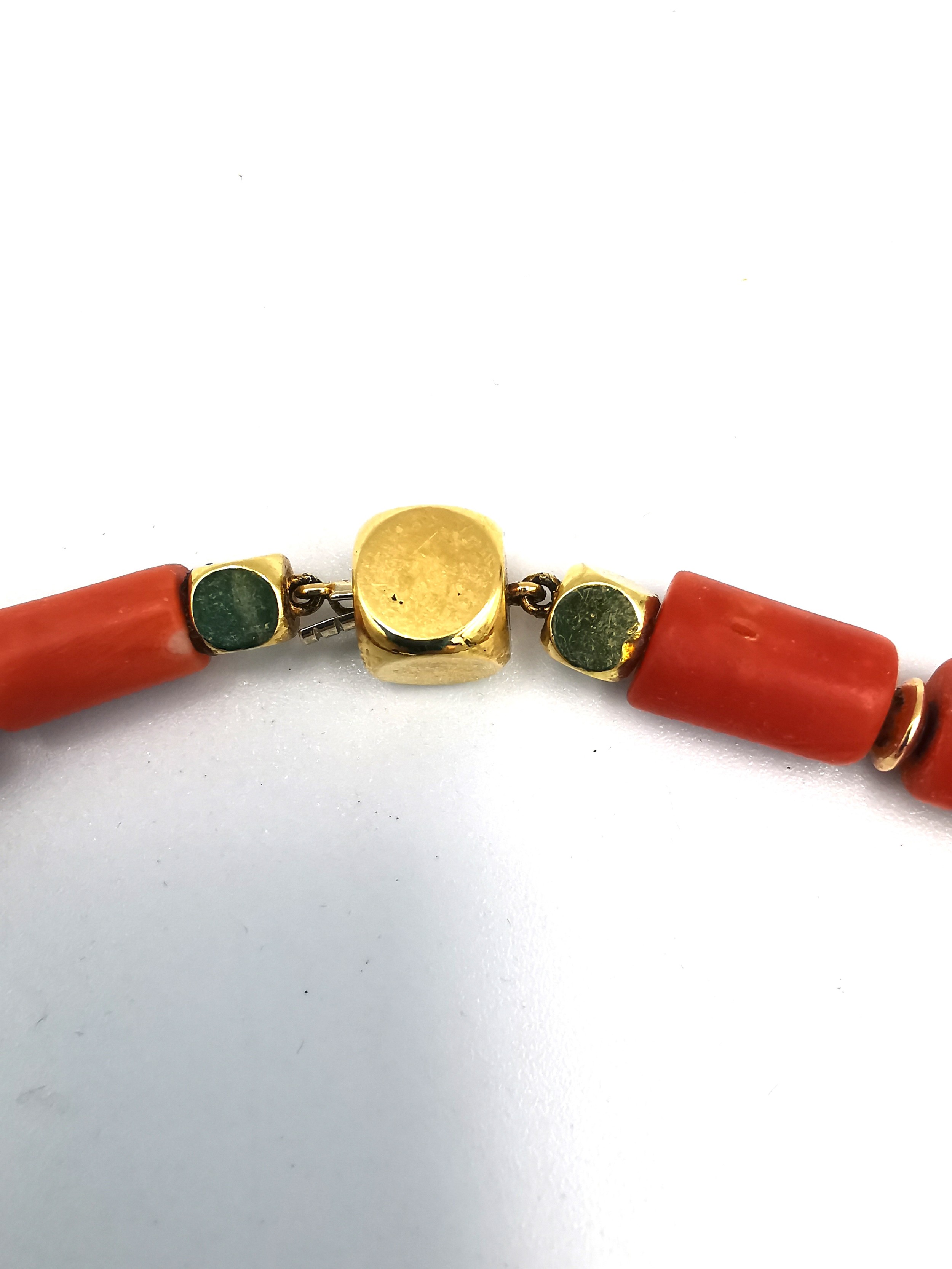 A vintage coral necklace with cylindrical metal pierced beads and gold plated spacers. Fastens - Image 4 of 6