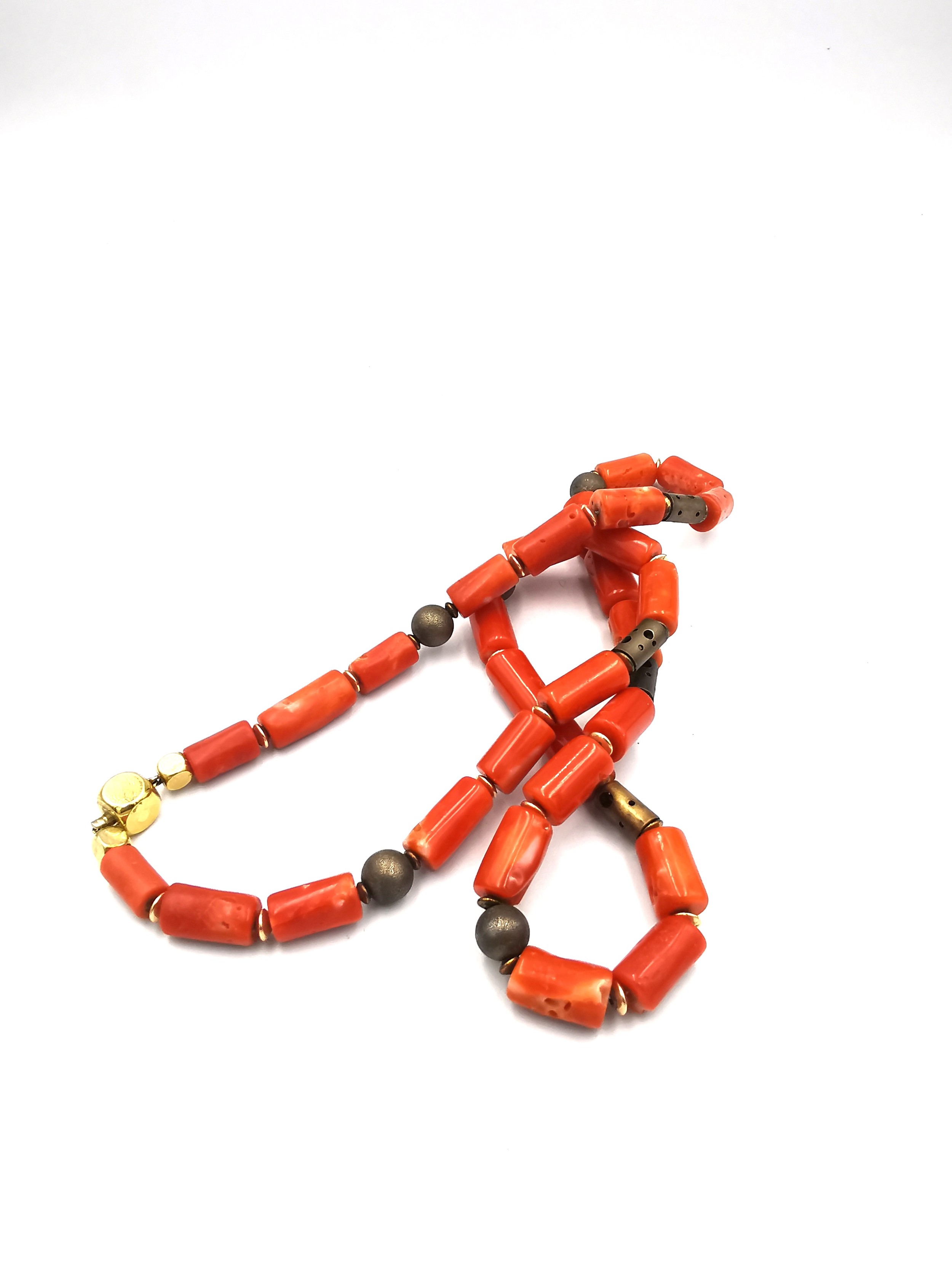 A vintage coral necklace with cylindrical metal pierced beads and gold plated spacers. Fastens - Image 5 of 6