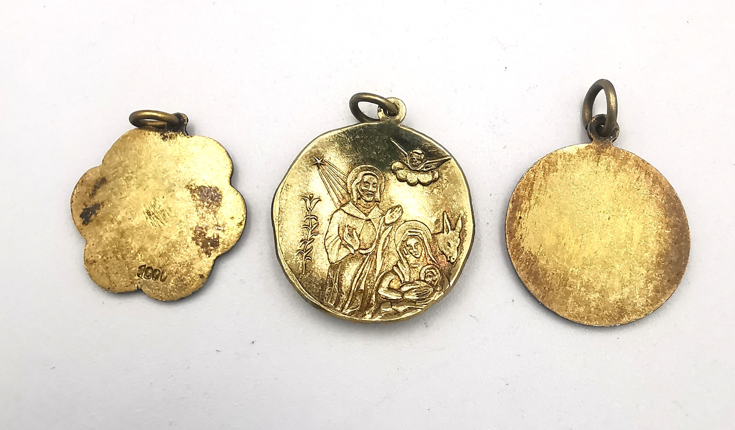 A collection of religious medallions, including a filigree wirework medallion of Mary and Jesus, a - Image 12 of 17