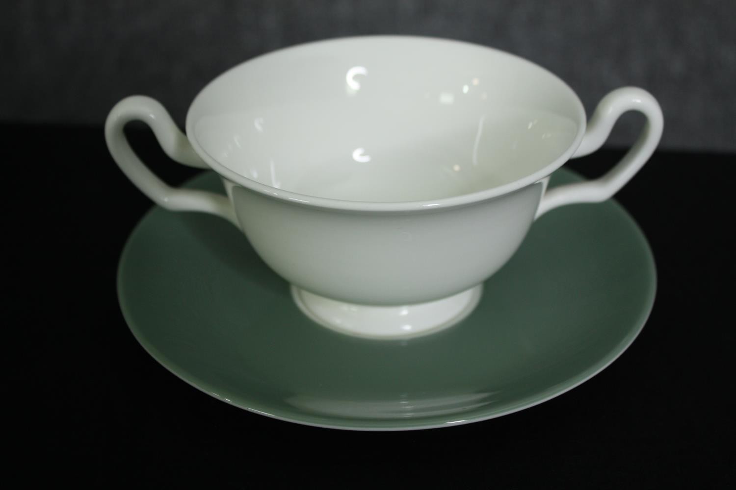 A contemporary Wedgwood dinner service for six settings. Dia.27cm. (largest). - Image 5 of 9