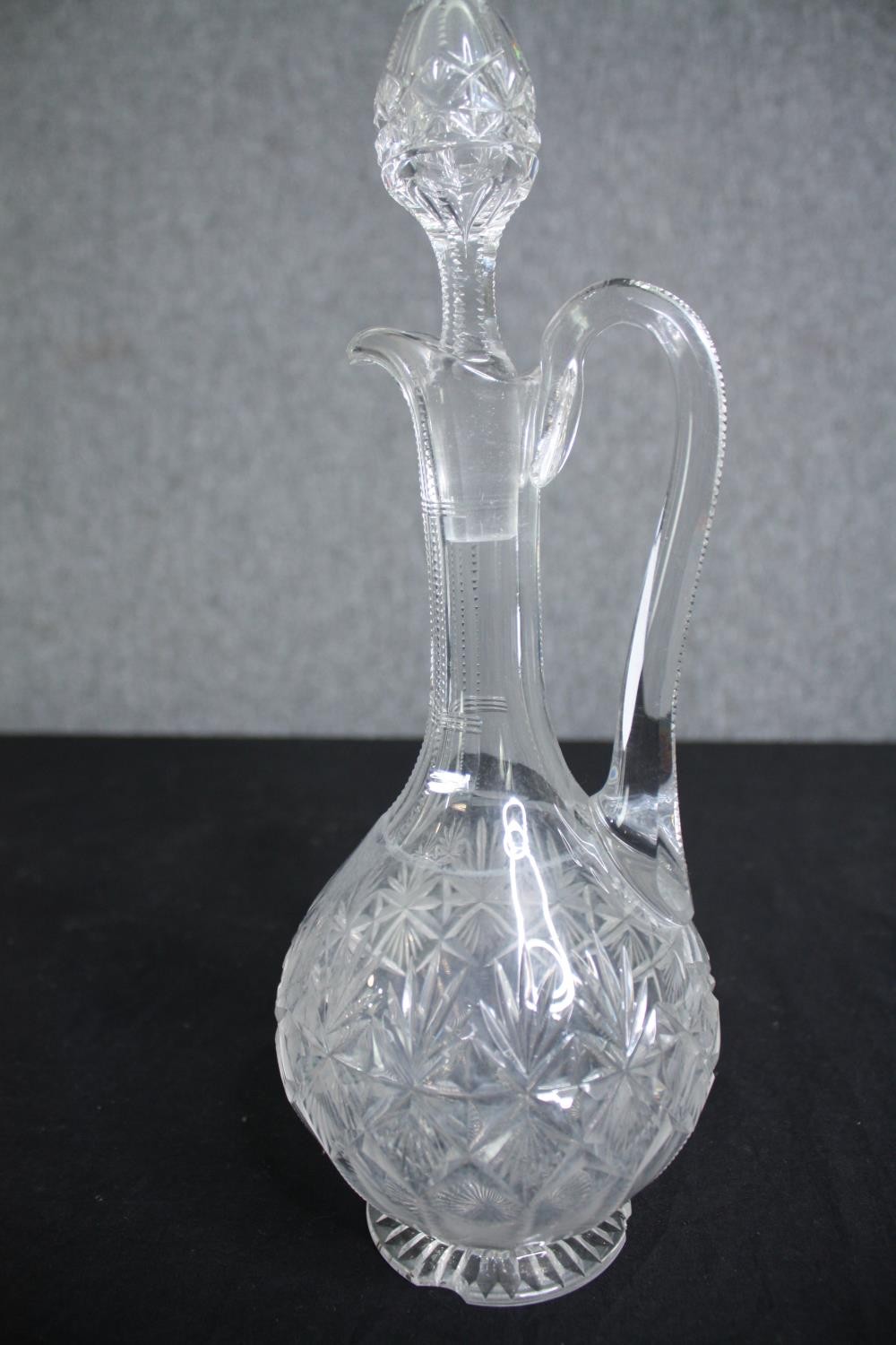 A cut crystal decanter and stopper, an etched glass blue bowl and two art glass pieces. H.33cm. ( - Image 2 of 13