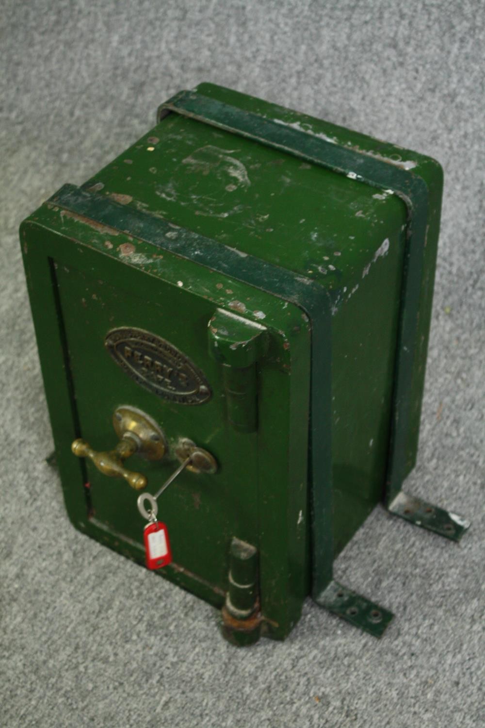 A small vintage locking safe with maker's plaque. H.42 W.28 D.31cm. - Image 4 of 6