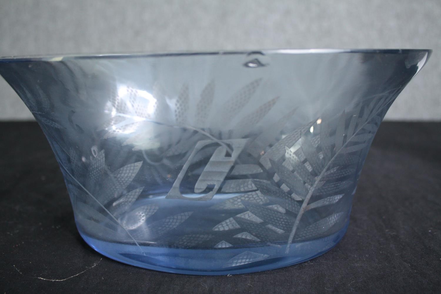 A cut crystal decanter and stopper, an etched glass blue bowl and two art glass pieces. H.33cm. ( - Image 11 of 13