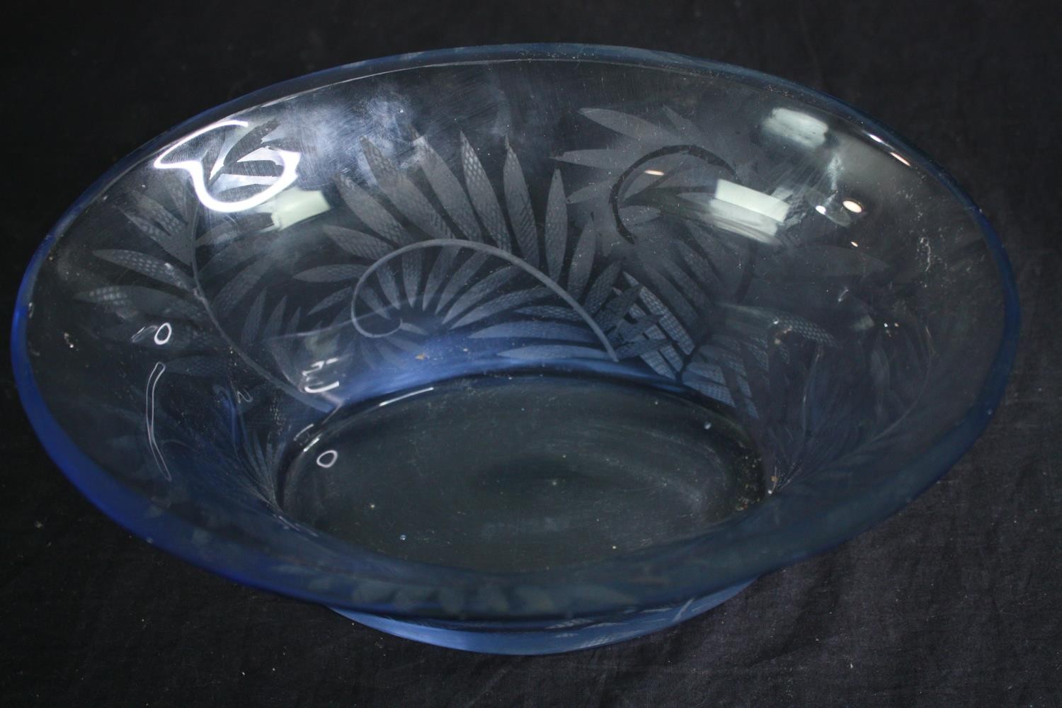 A cut crystal decanter and stopper, an etched glass blue bowl and two art glass pieces. H.33cm. ( - Image 12 of 13