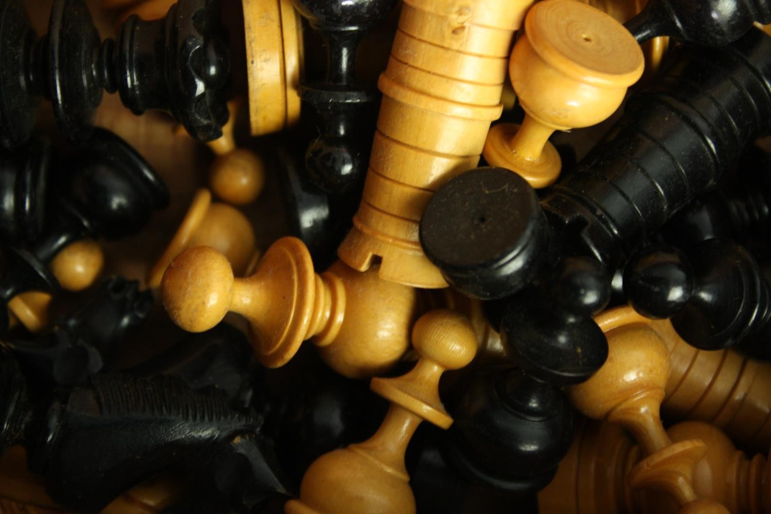 Two complete chess sets, carved wood and onyx. H.8cm. (largest). - Image 4 of 7