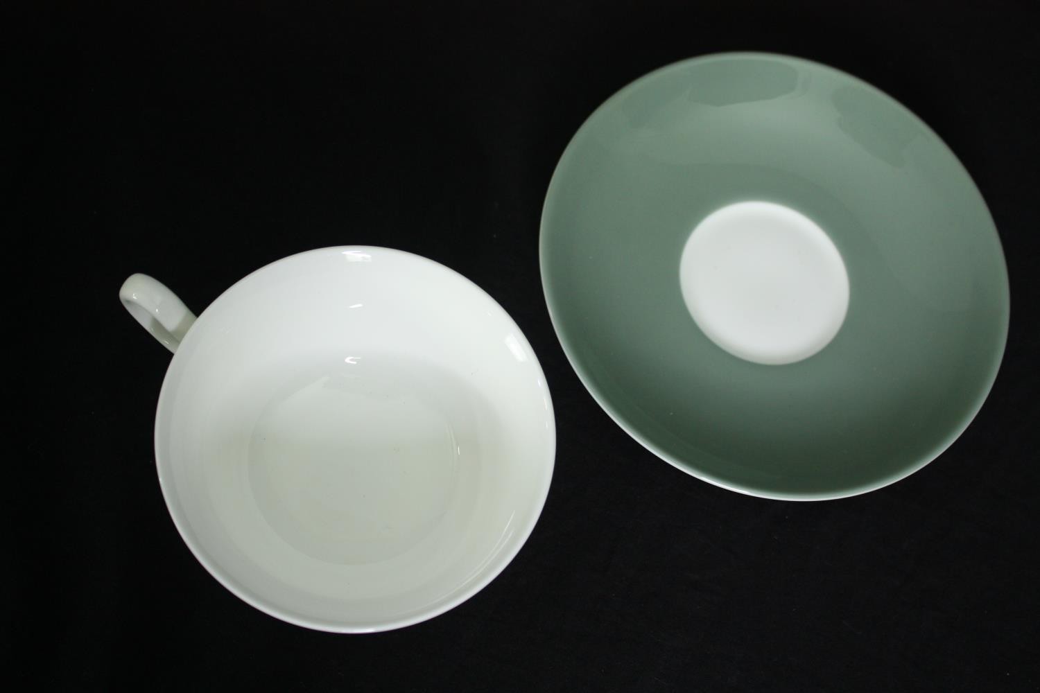 A contemporary Wedgwood dinner service for six settings. Dia.27cm. (largest). - Image 7 of 9