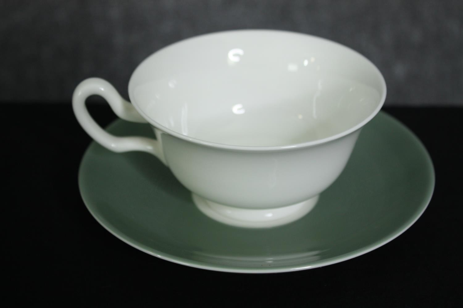 A contemporary Wedgwood dinner service for six settings. Dia.27cm. (largest). - Image 6 of 9