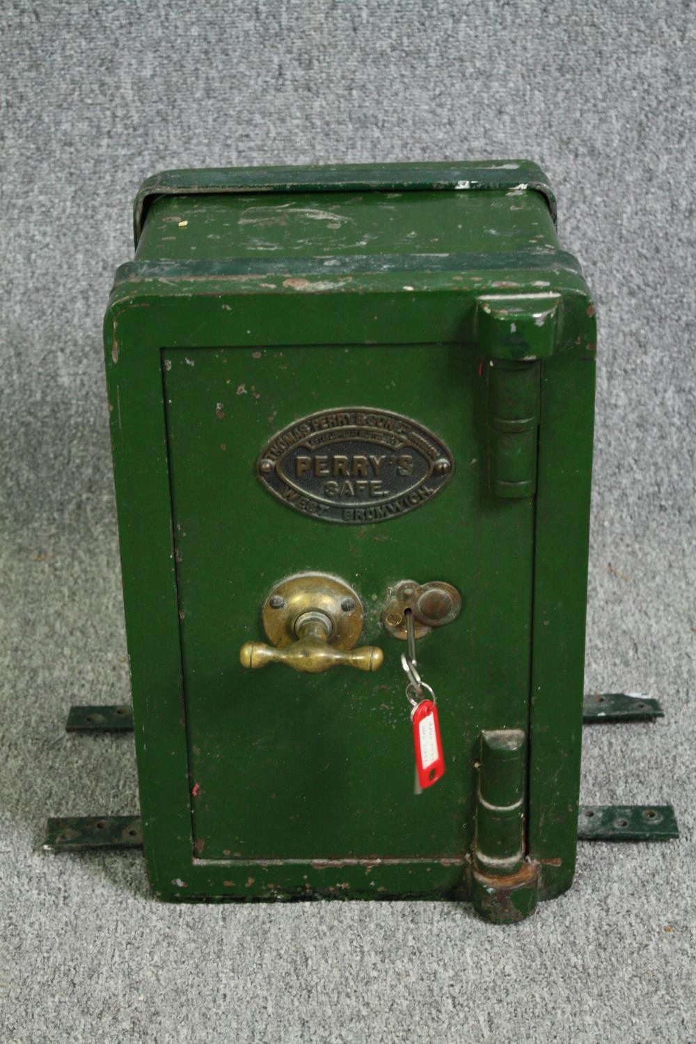 A small vintage locking safe with maker's plaque. H.42 W.28 D.31cm. - Image 2 of 6