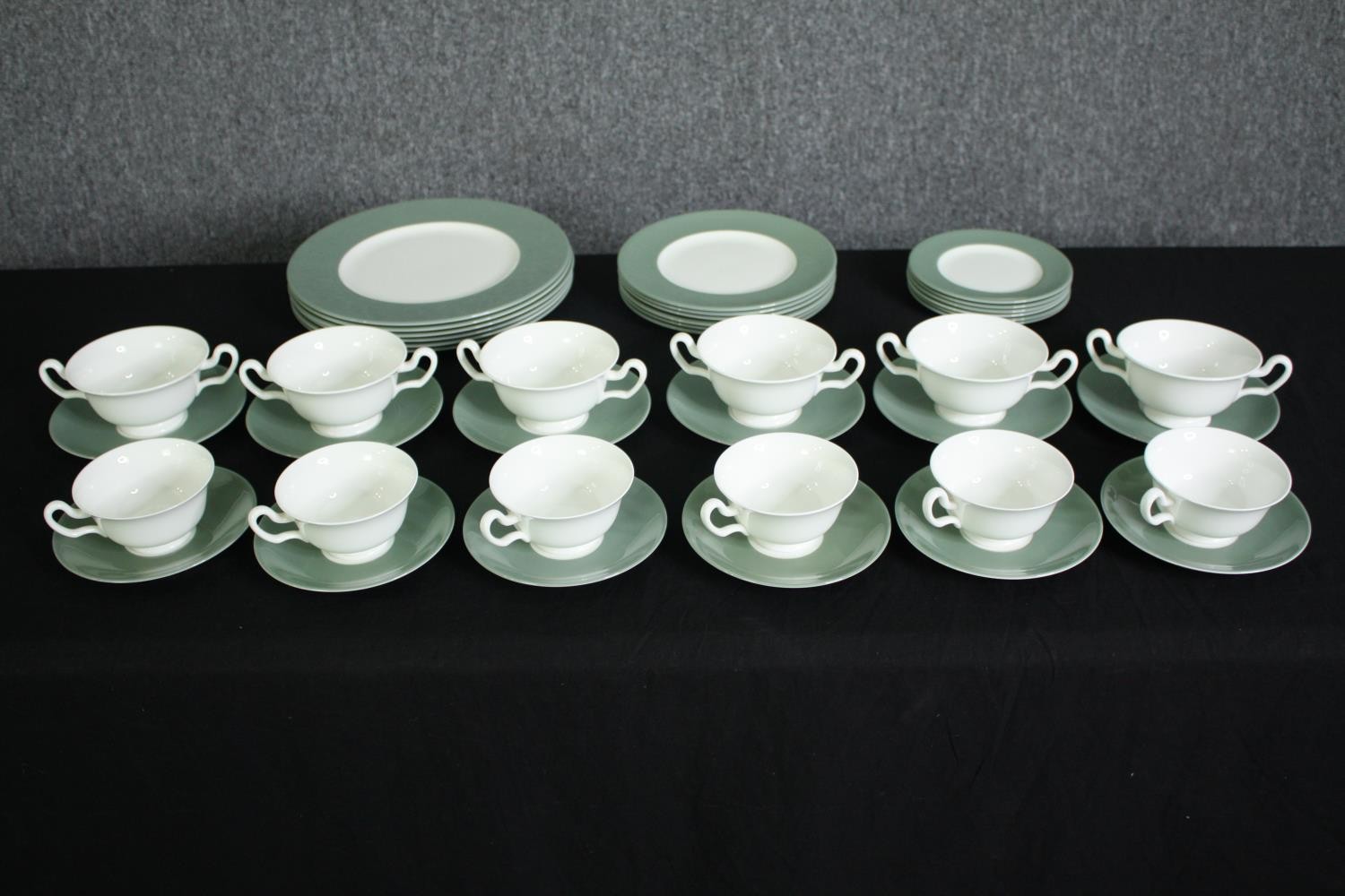 A contemporary Wedgwood dinner service for six settings. Dia.27cm. (largest).