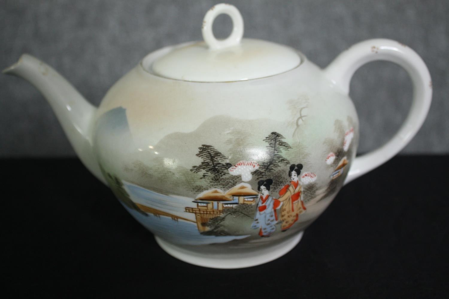 A vintage hand decorated Japanese tea service. L.22cm. (largest) - Image 4 of 8