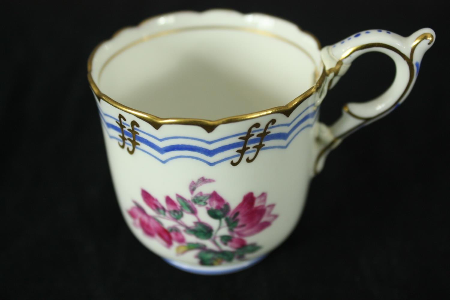 A set of six early 19th century Coalport tea cups and saucers, hand decorated in gilt and with - Image 5 of 7